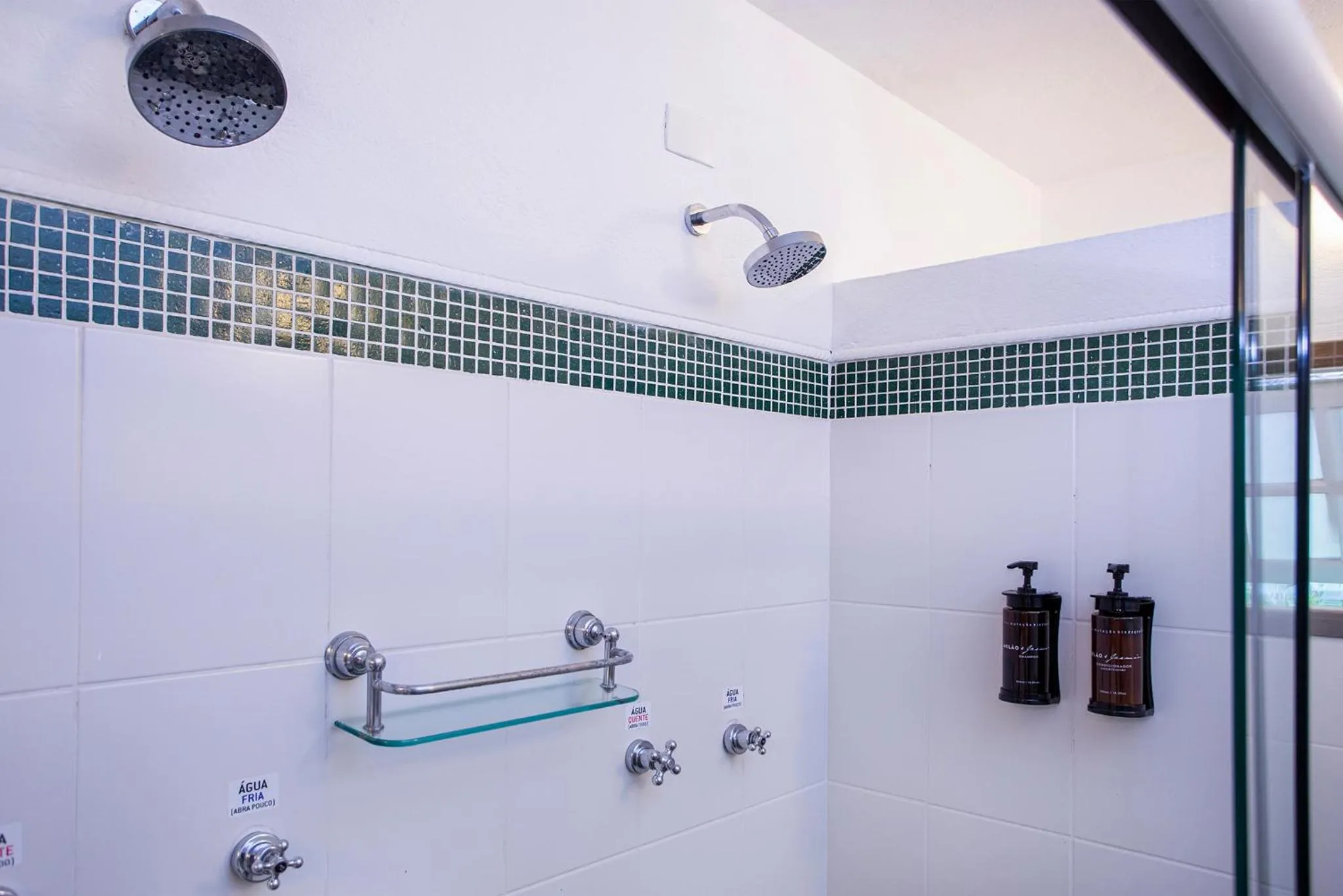 Shower in Pousada Suiça Mineira Garden