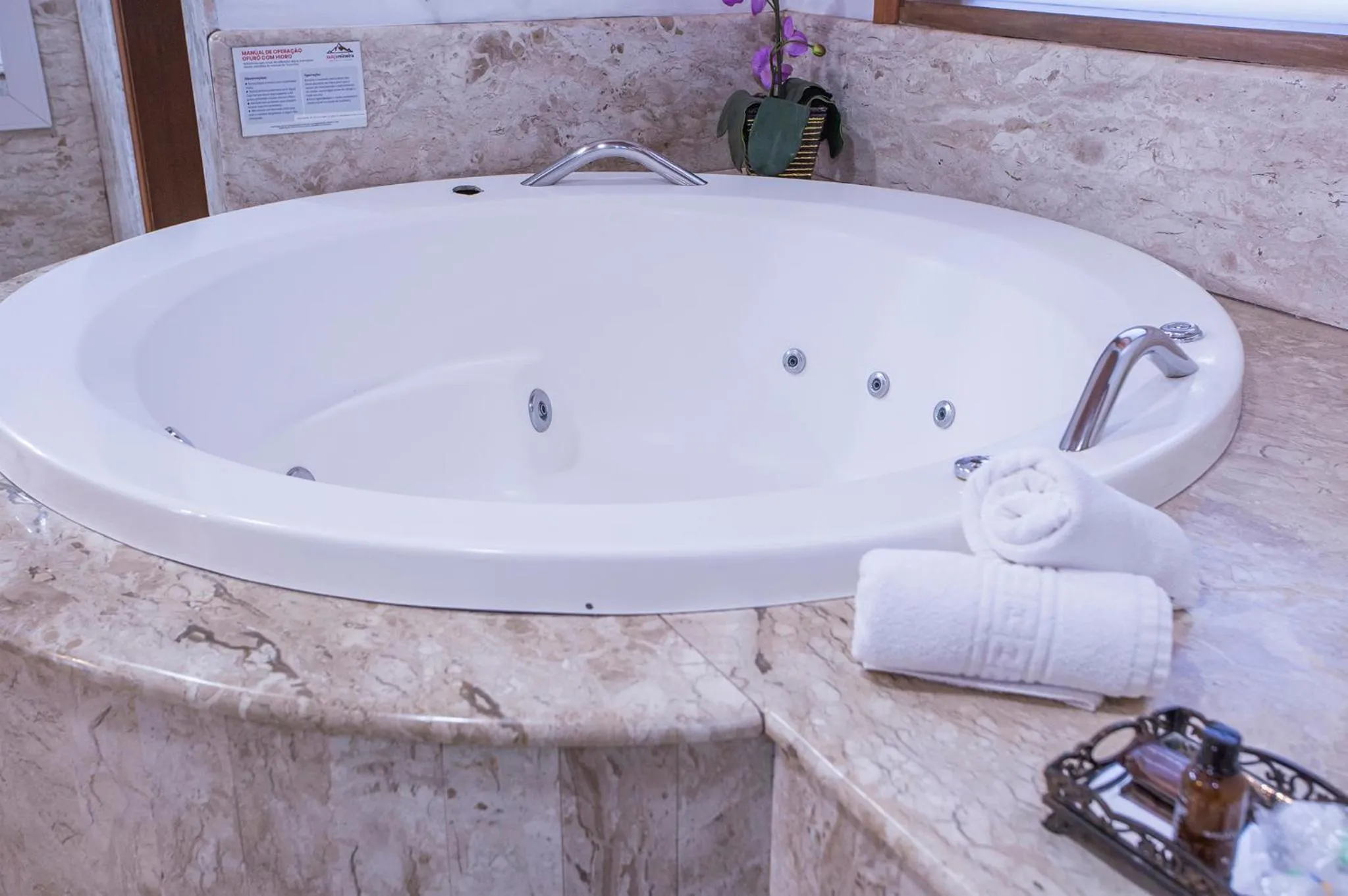 Hot Tub in Pousada Suiça Mineira Garden