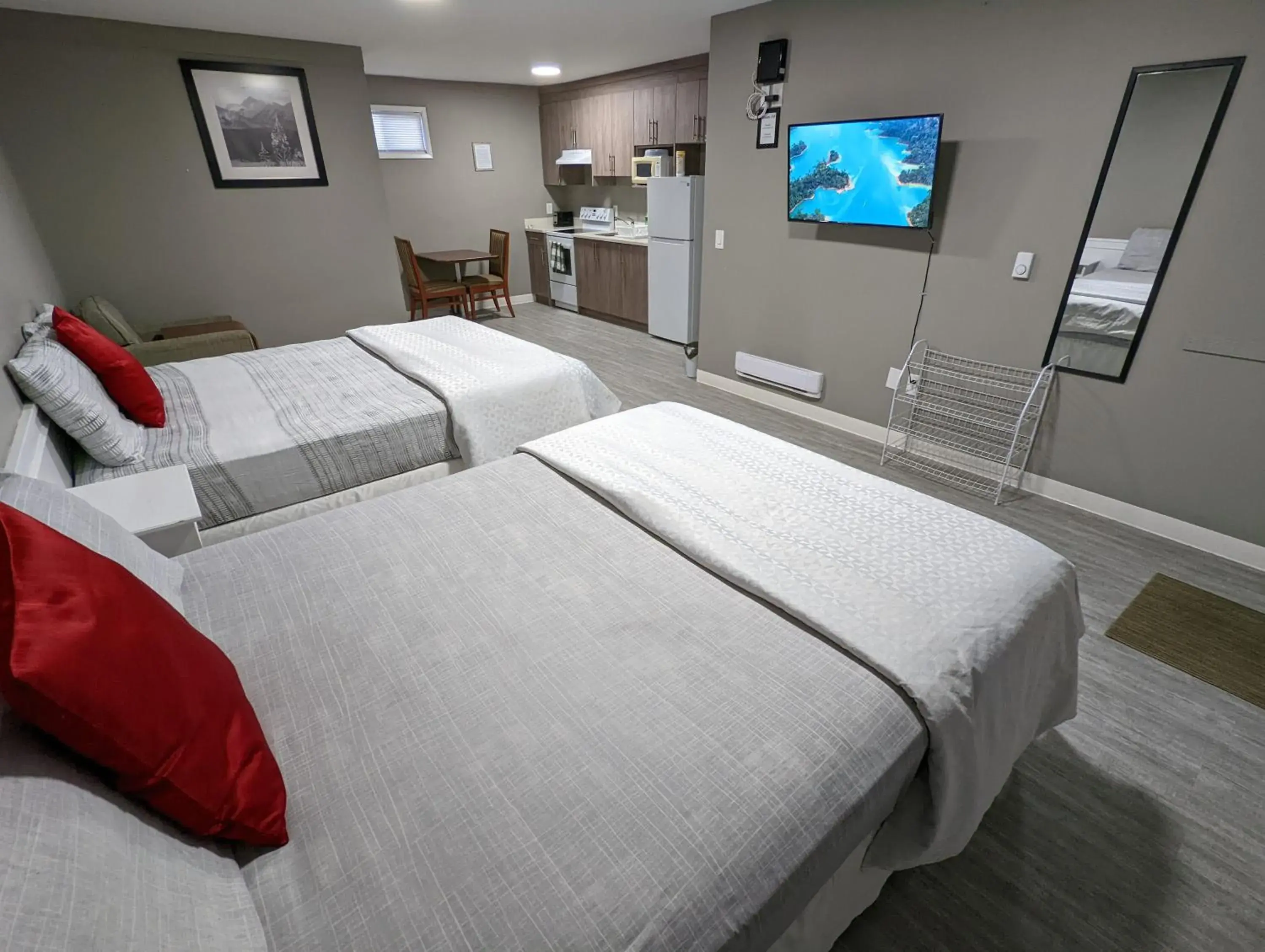 Deluxe Queen Room in Riverside Motel & Suites Deluxe Queen Room in Riverside Motel & Suites