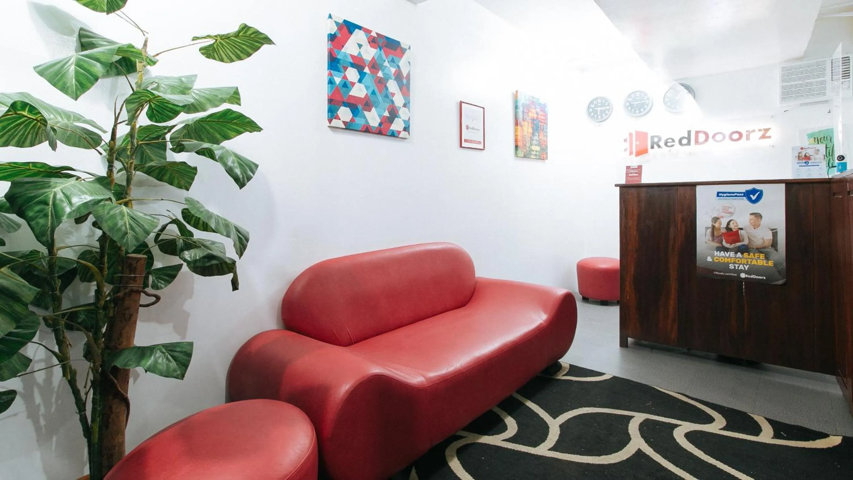 Seating area in RedDoorz near Pasay Rotonda