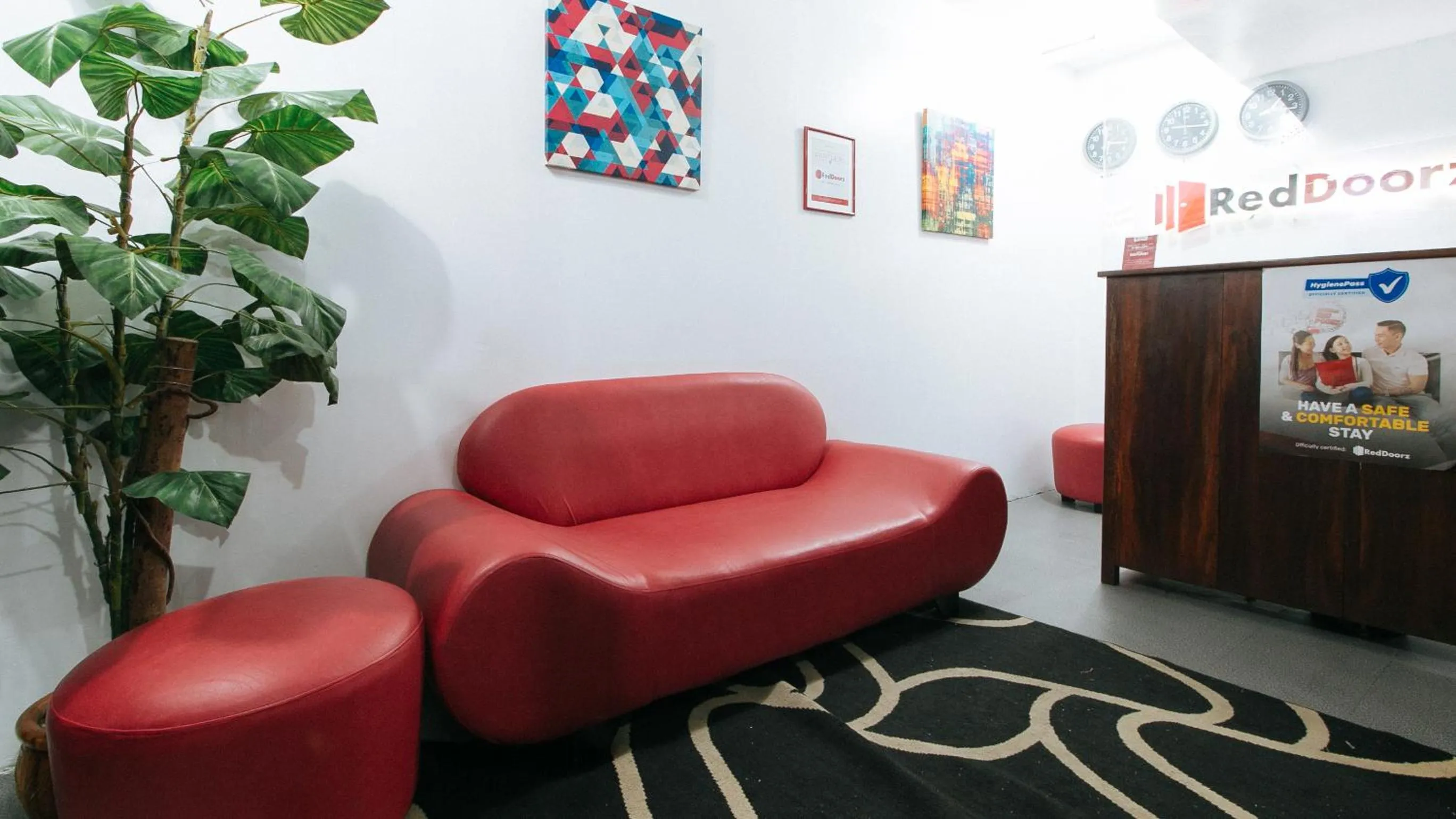 Seating area in RedDoorz near Pasay Rotonda