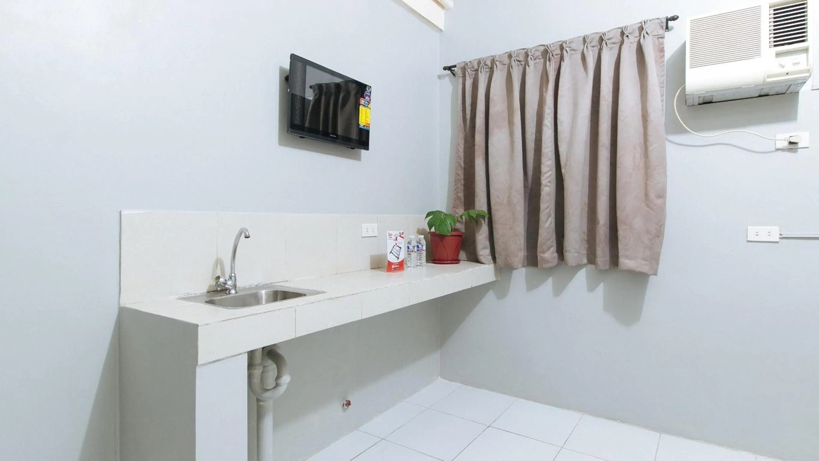 TV and multimedia in RedDoorz near Pasay Rotonda