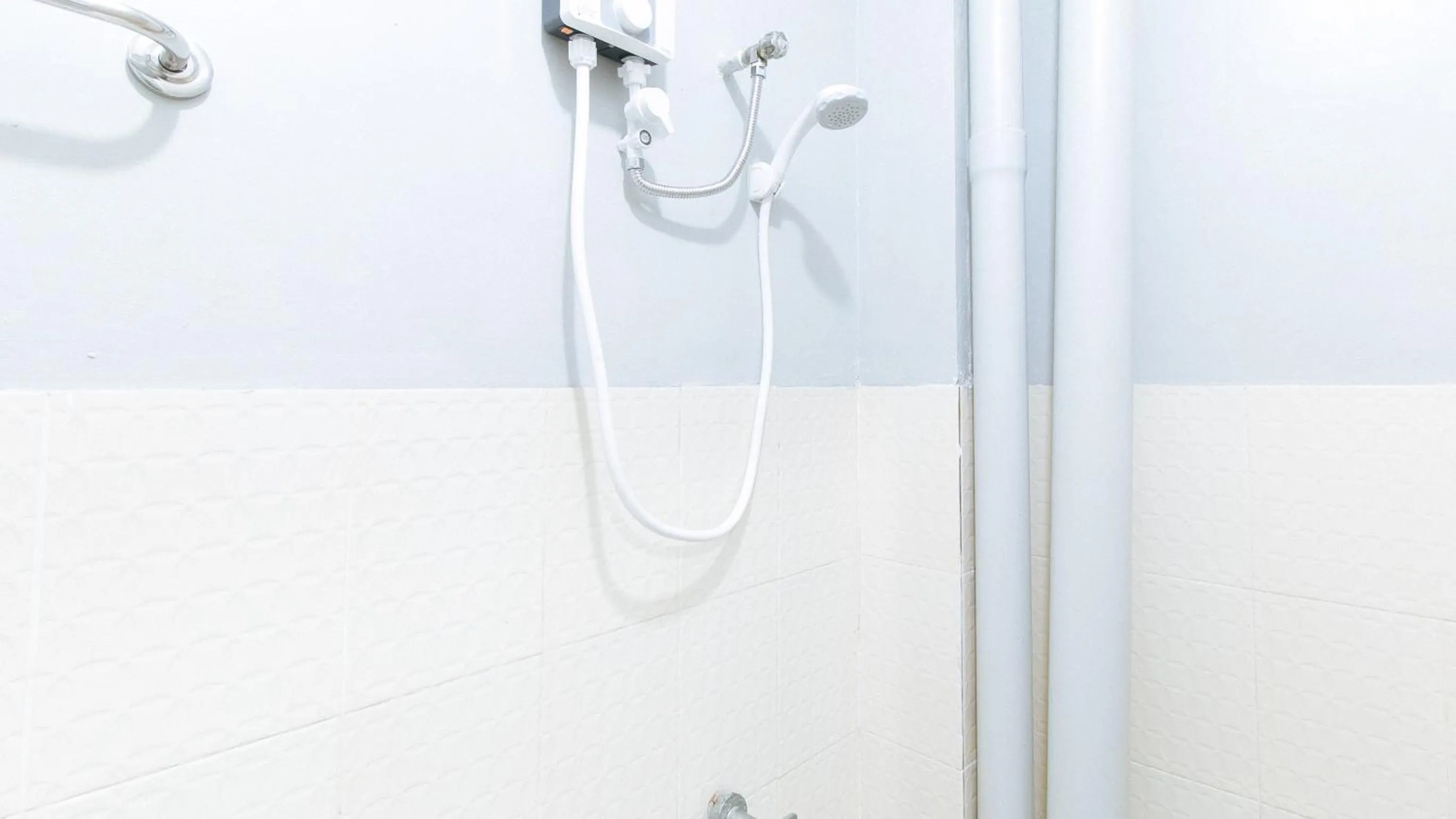 Shower in RedDoorz near Pasay Rotonda