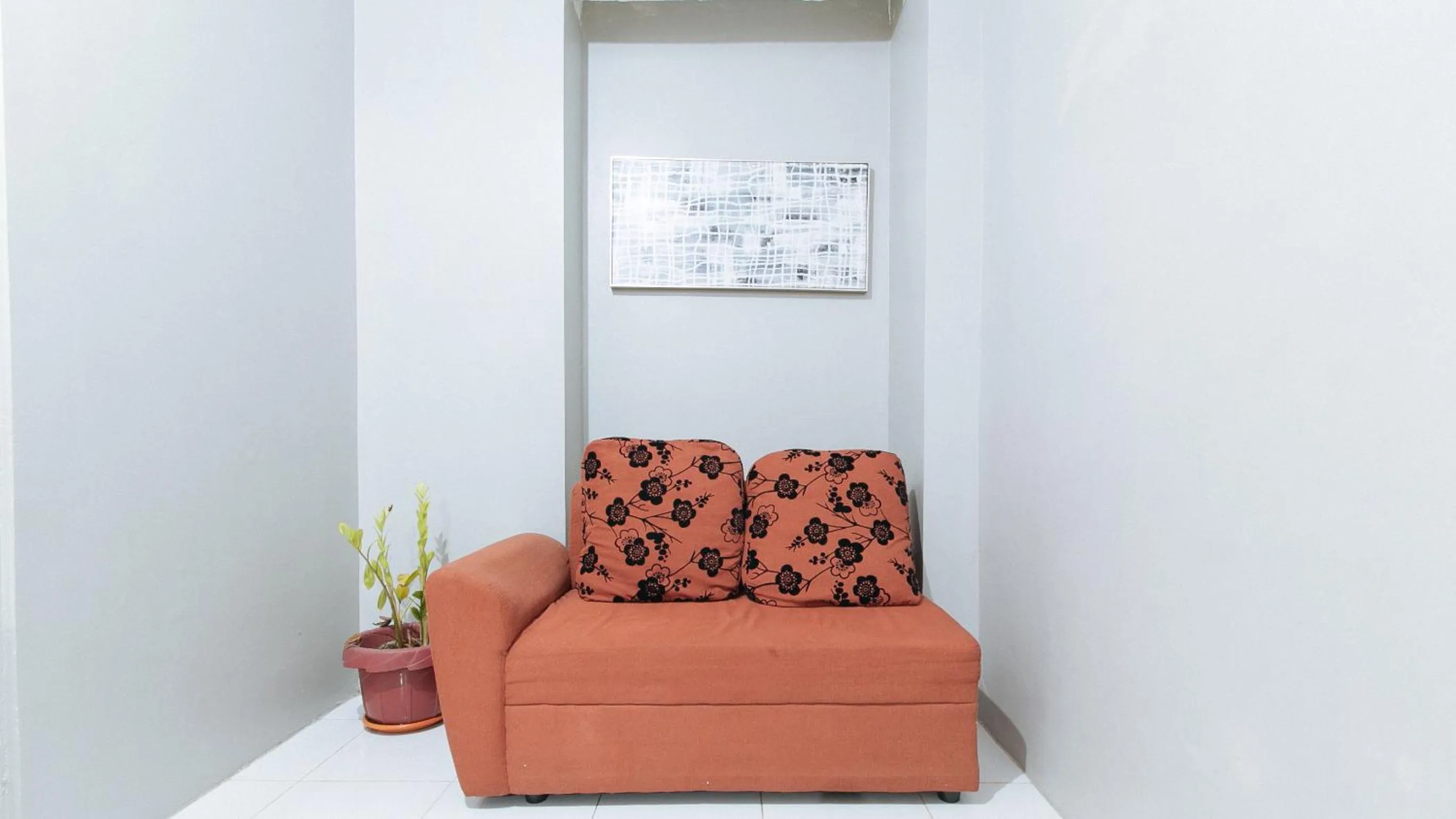 Seating area in RedDoorz near Pasay Rotonda