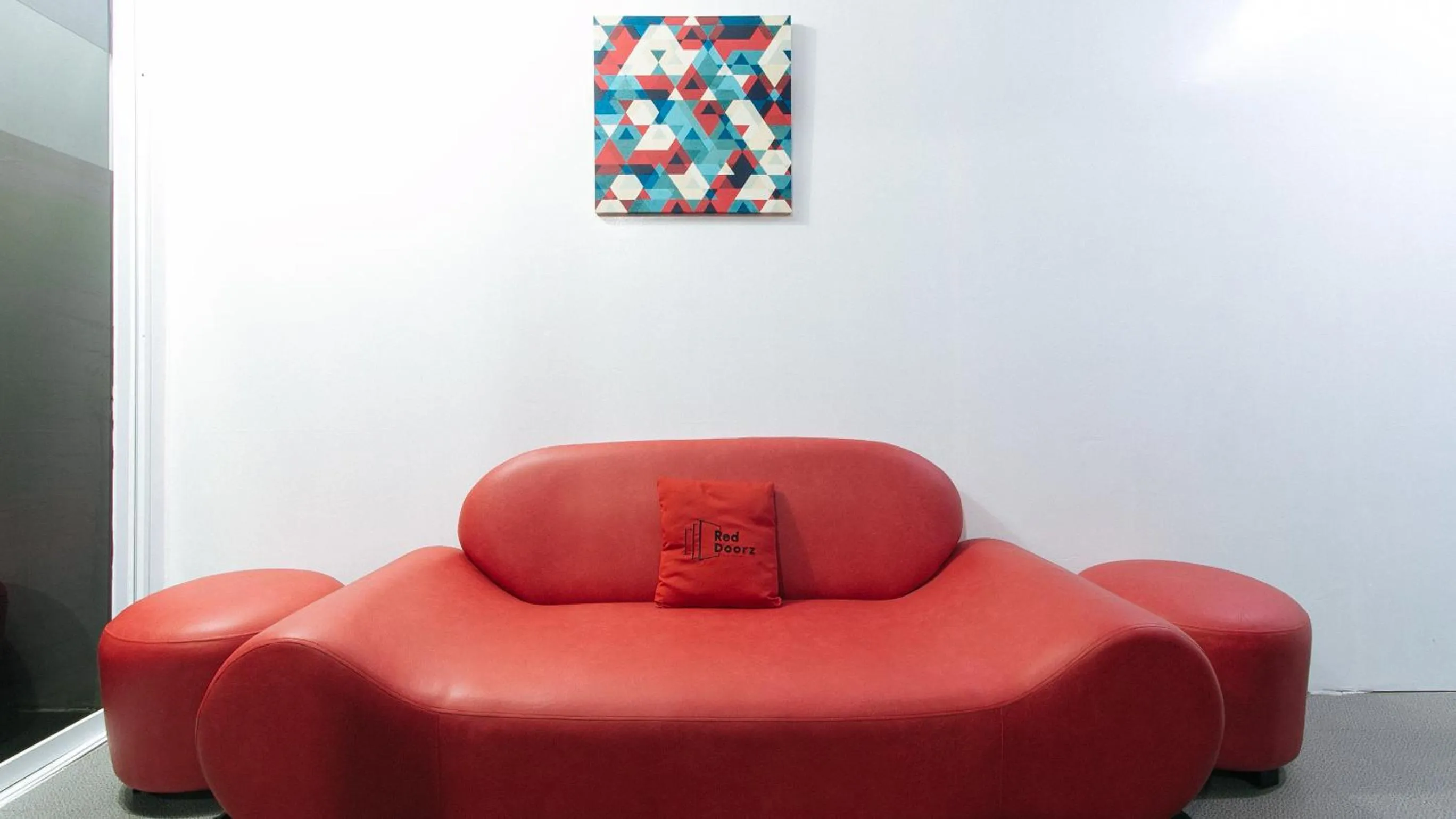 Seating area in RedDoorz near Pasay Rotonda