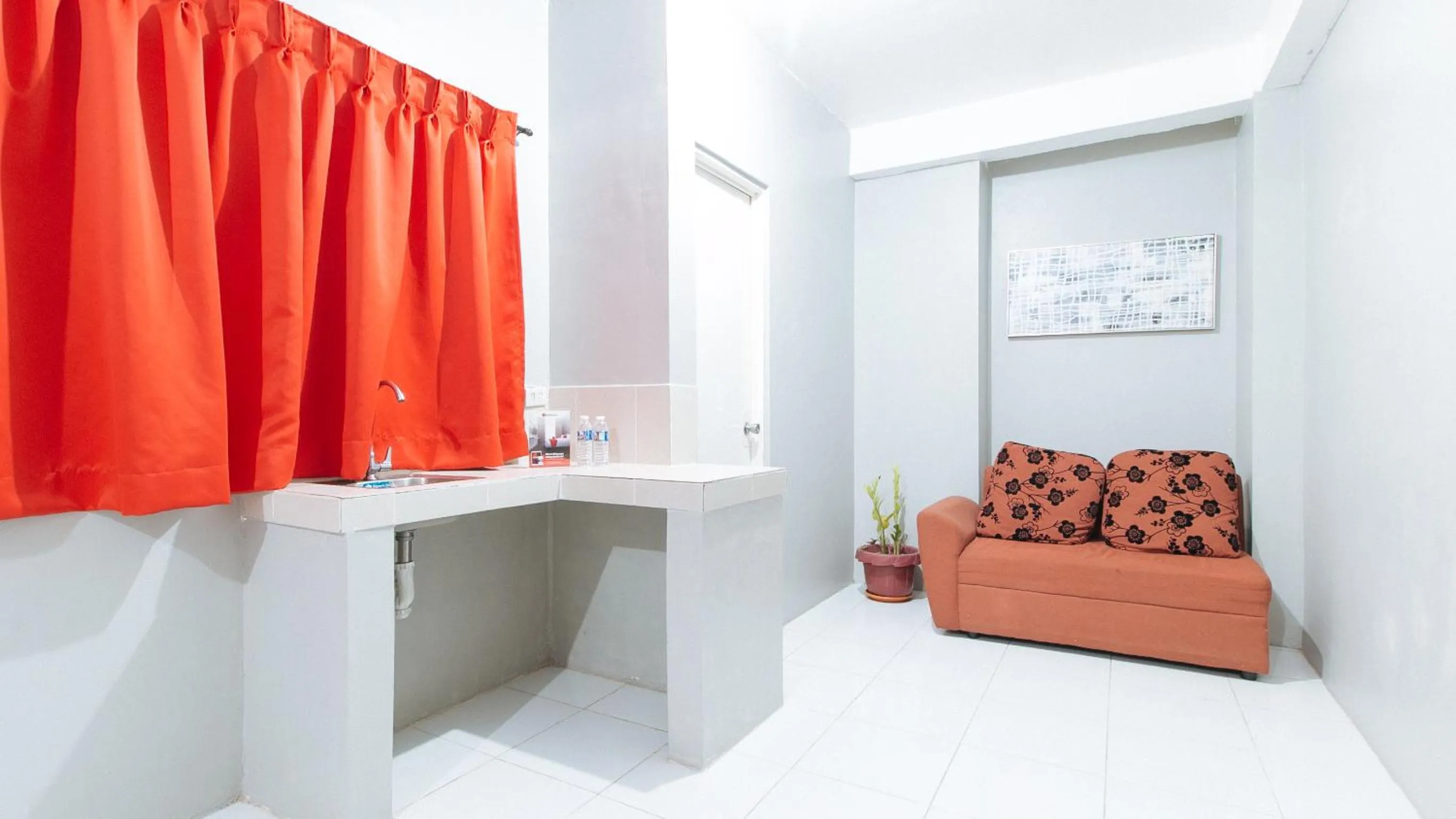 Seating area in RedDoorz near Pasay Rotonda