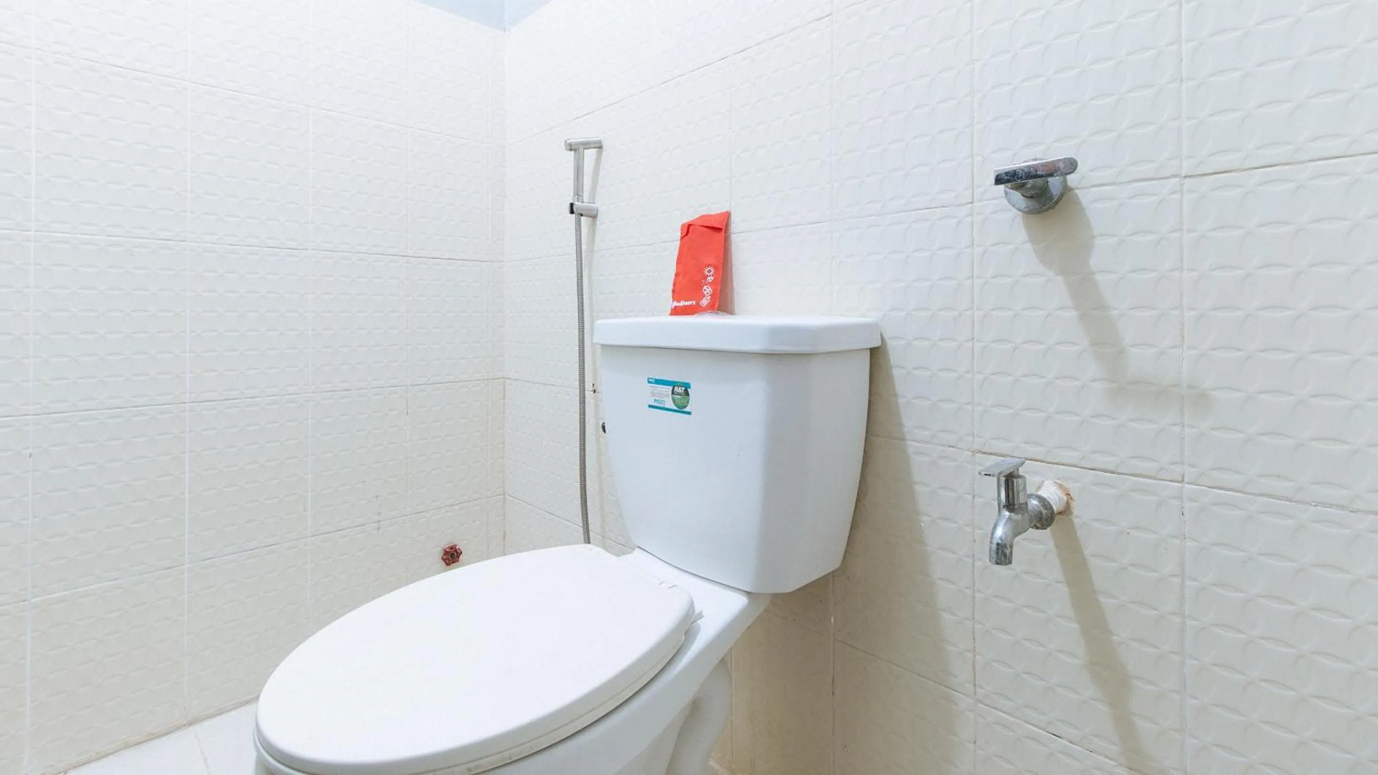 Toilet in RedDoorz near Pasay Rotonda