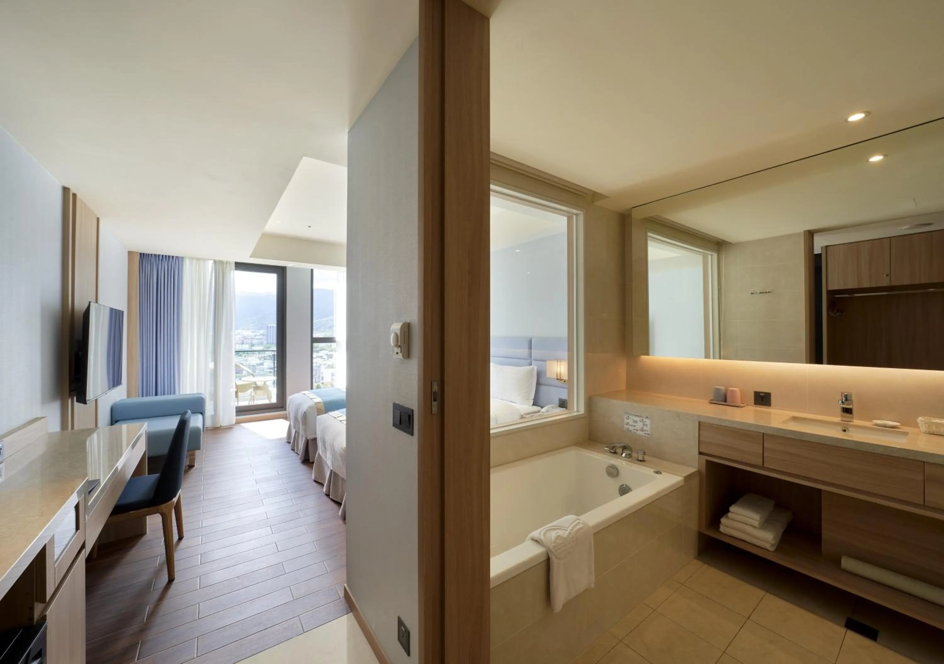 Bathroom, Bed in Lanyang Seaview Hotel