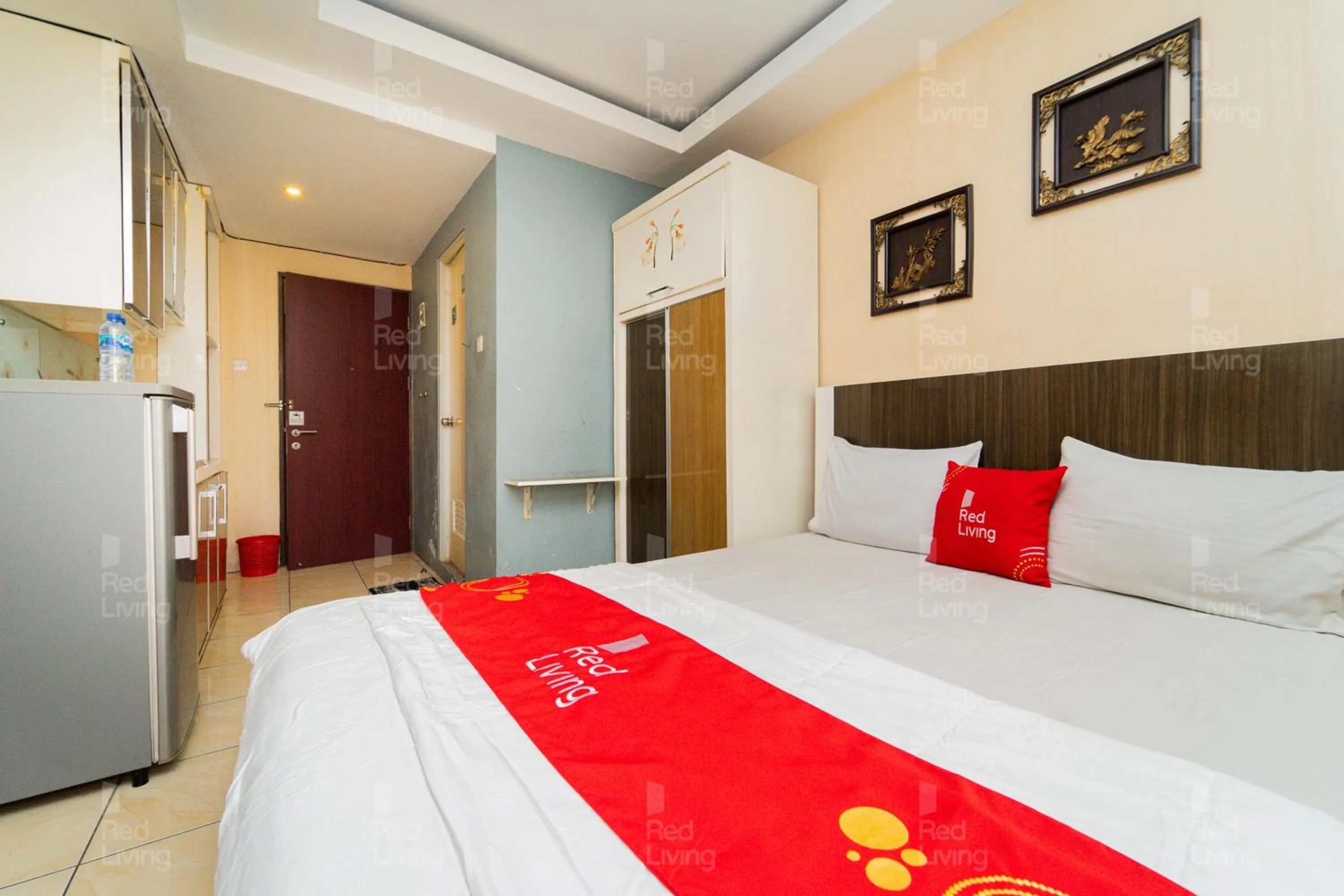 Bedroom, Bed in RedLiving Apartemen Tamansari Panoramic - Narel