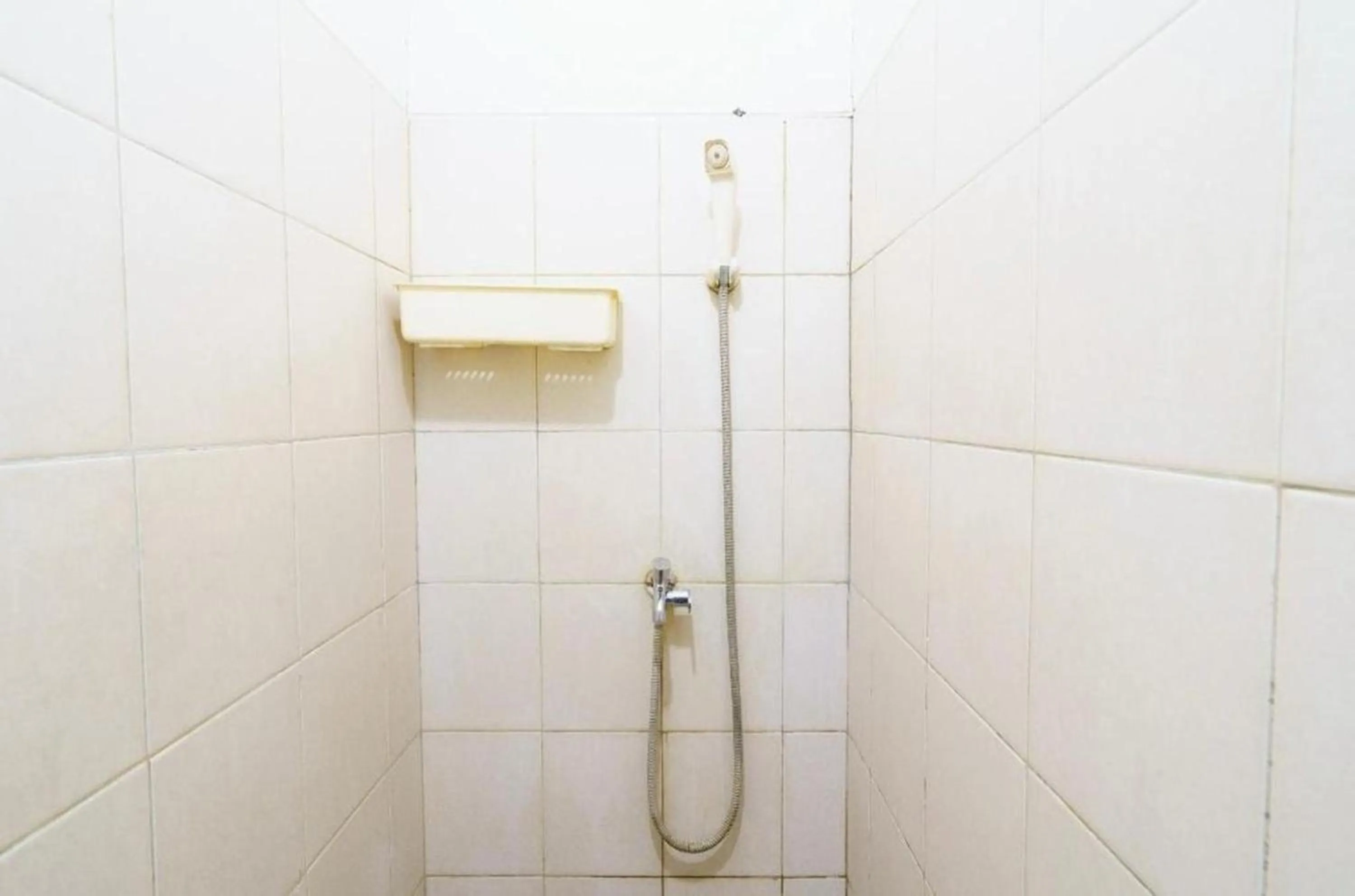 Bathroom in OYO 93828 Apartemen Tamansari Panoramic By Narel Room