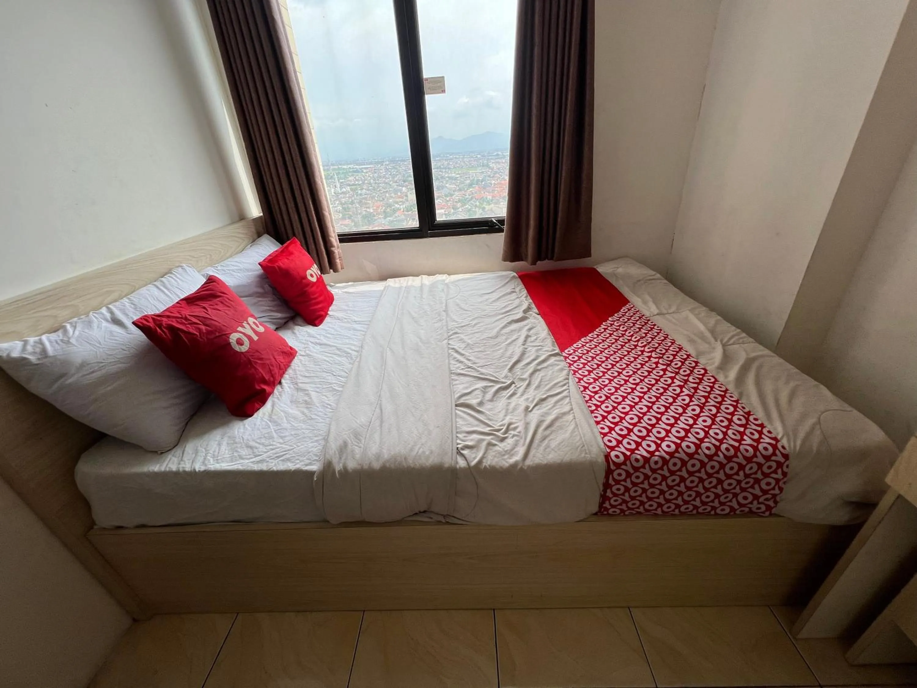 Bedroom in OYO 93828 Apartemen Tamansari Panoramic By Narel Room