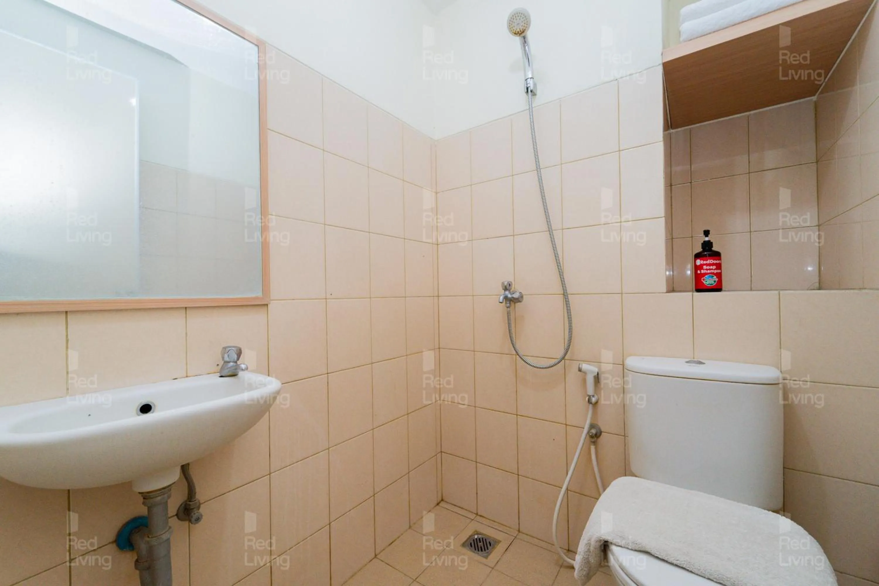 Bathroom in RedLiving Apartemen Tamansari Panoramic - Narel