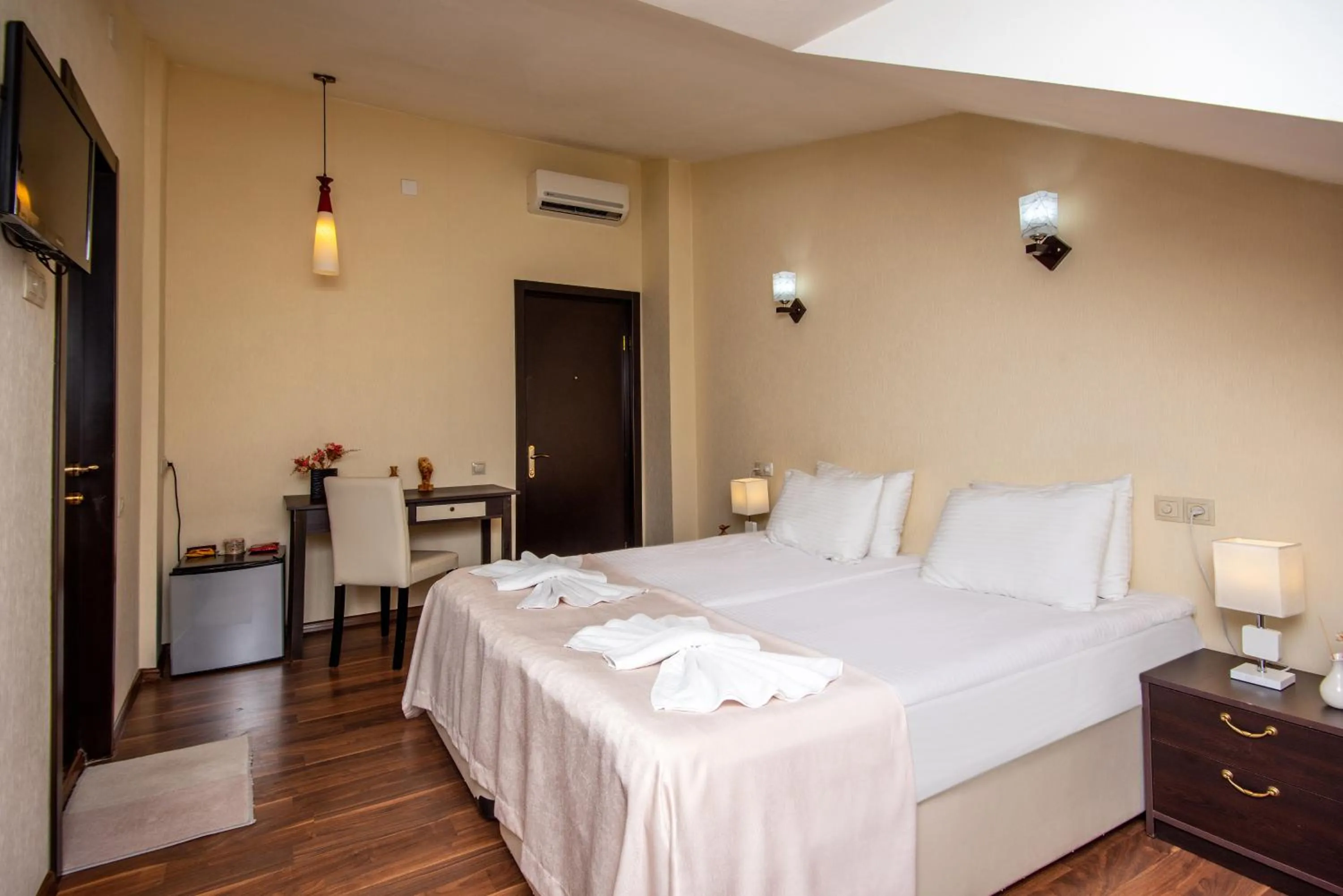 Photo of the whole room, Bed in Lowell Hotel