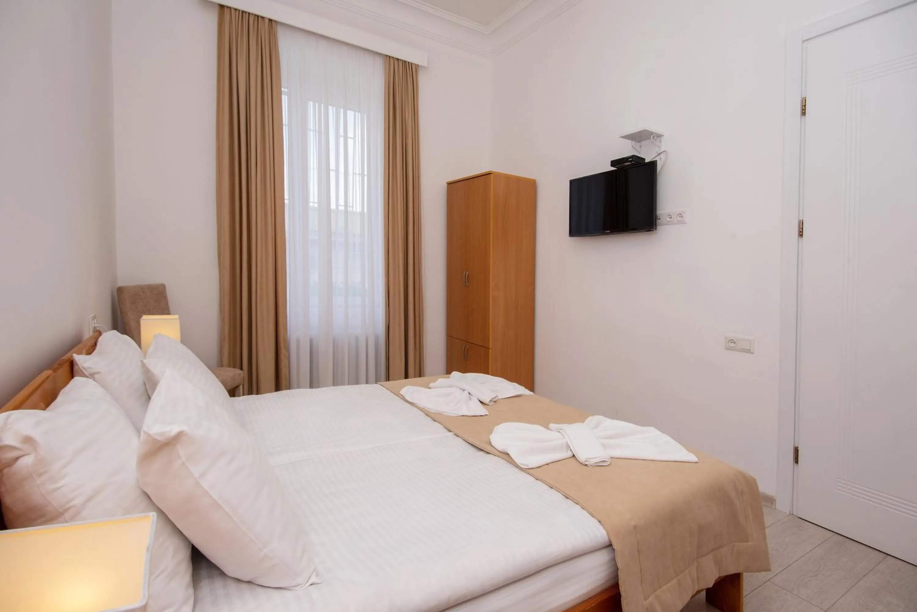 Photo of the whole room, Bed in Lowell Hotel