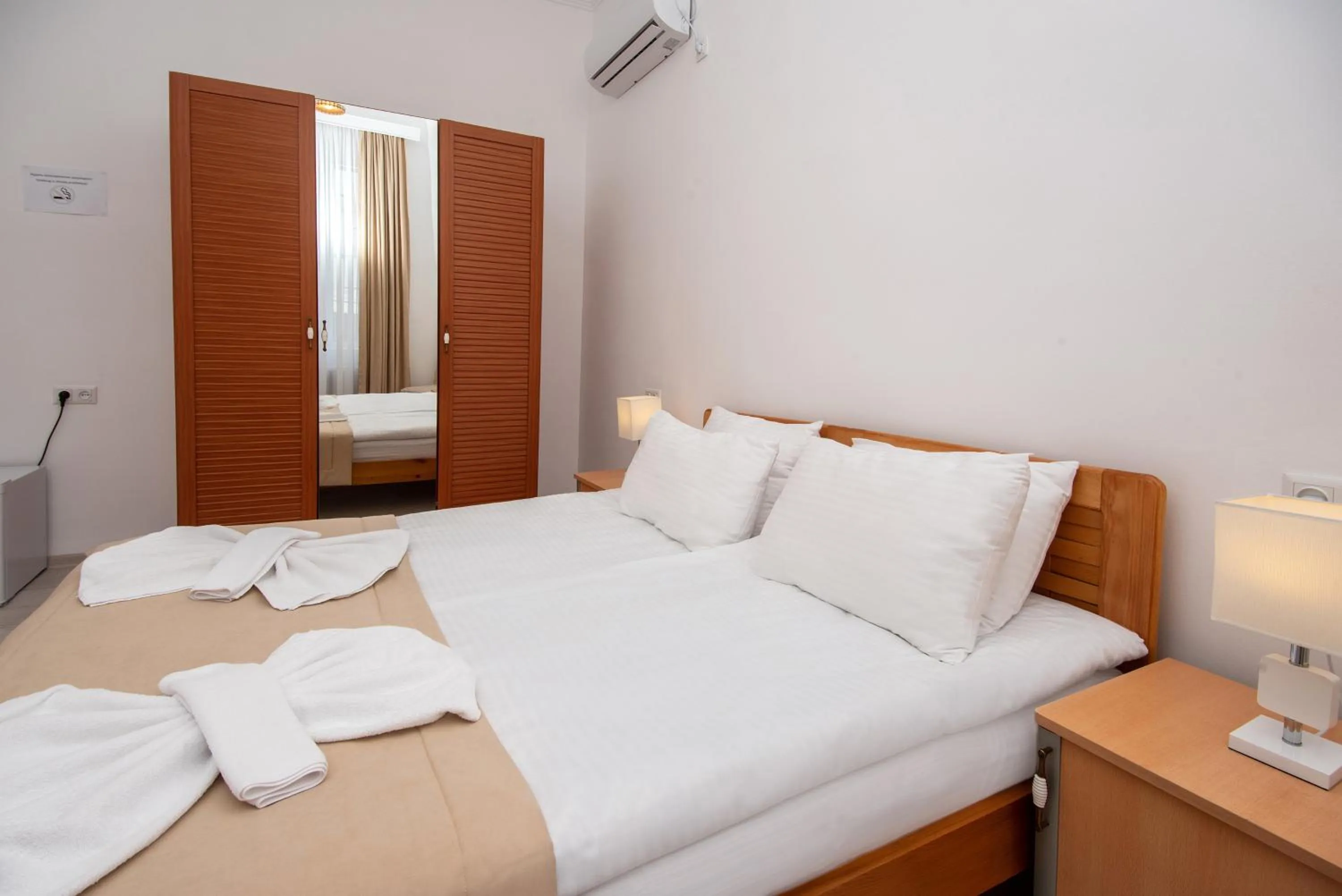 Photo of the whole room, Bed in Lowell Hotel