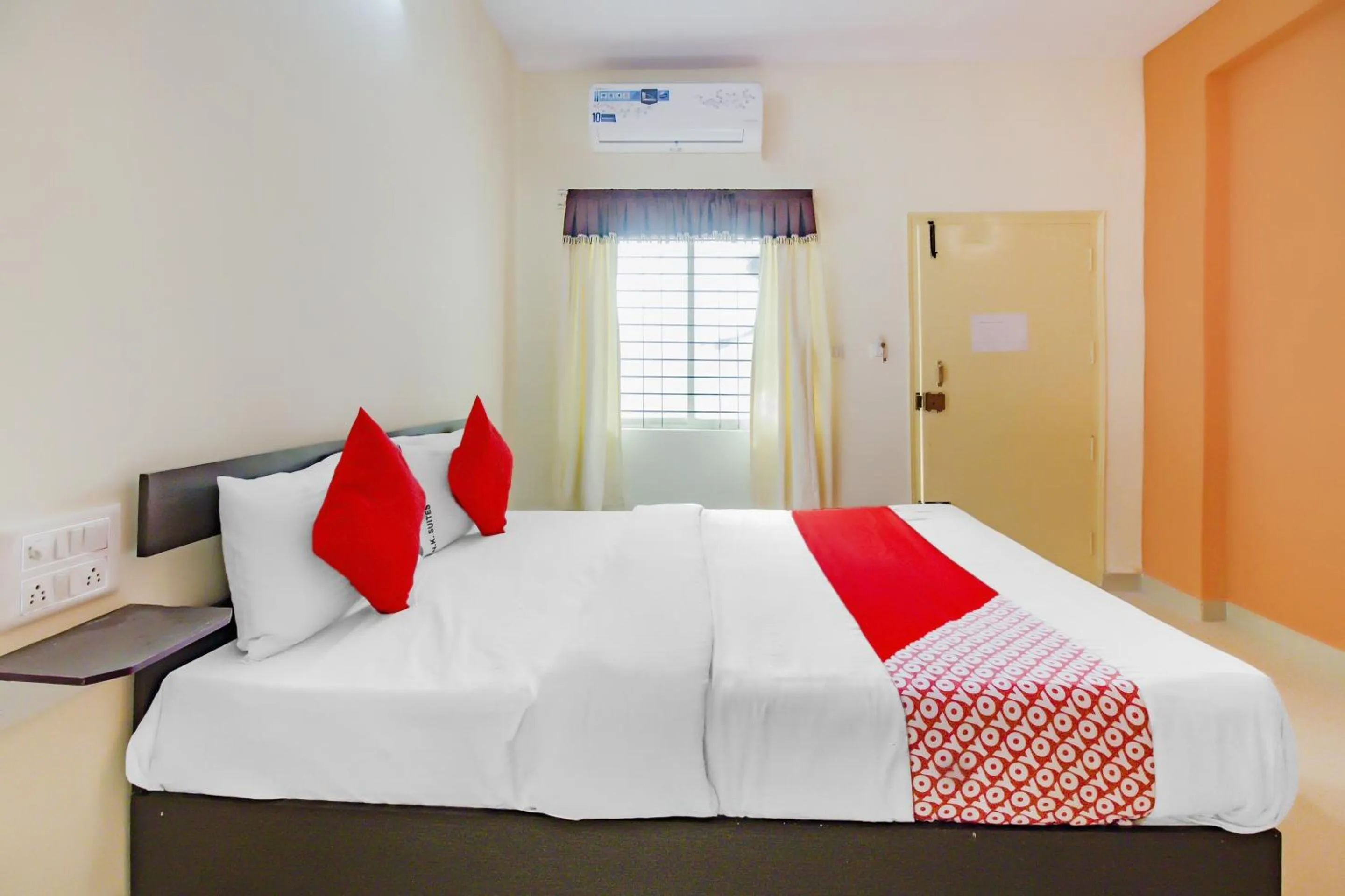 Facade/entrance in Hotel O P N K Suites