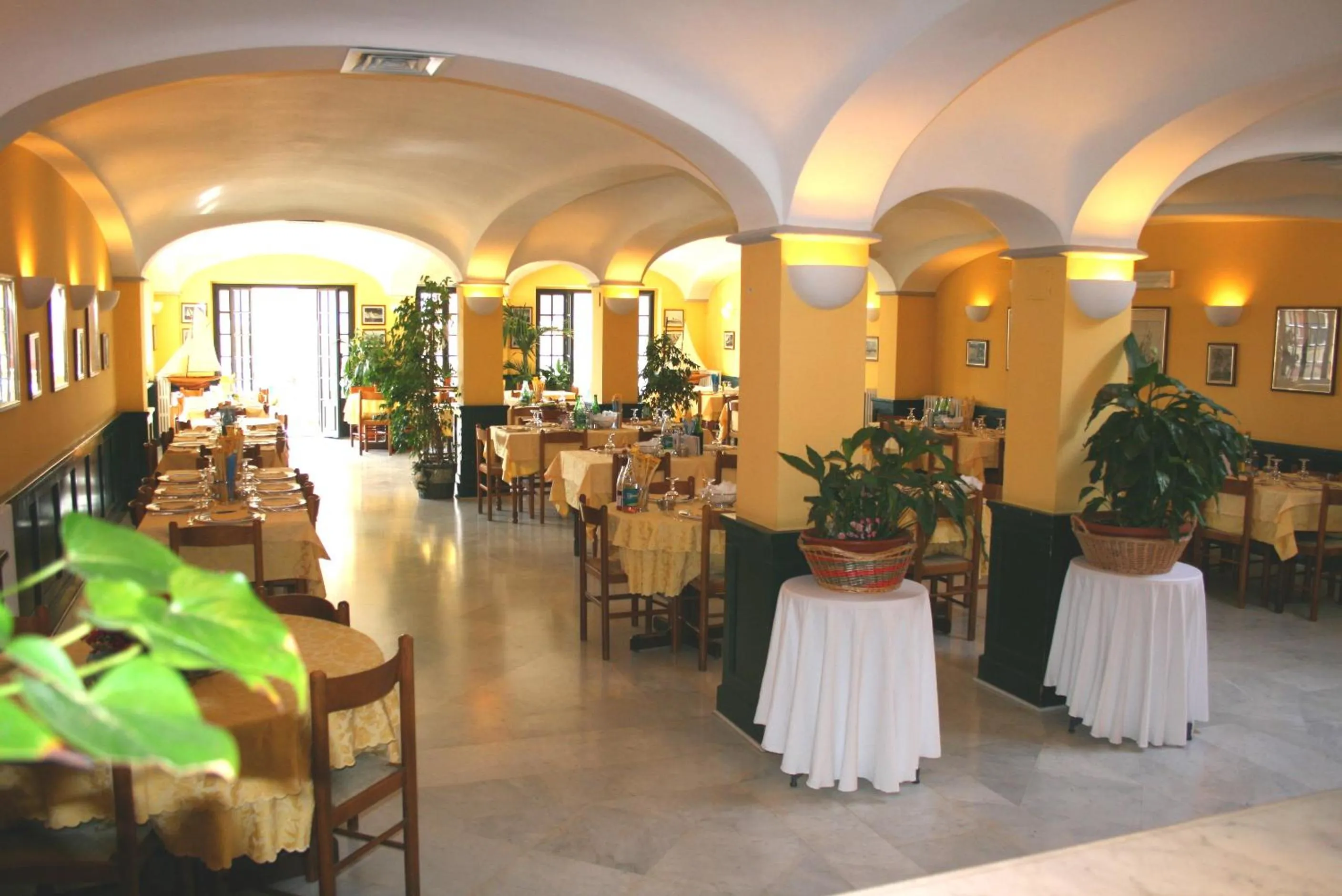 Restaurant/places to eat in MH HOTEL VARAZZE