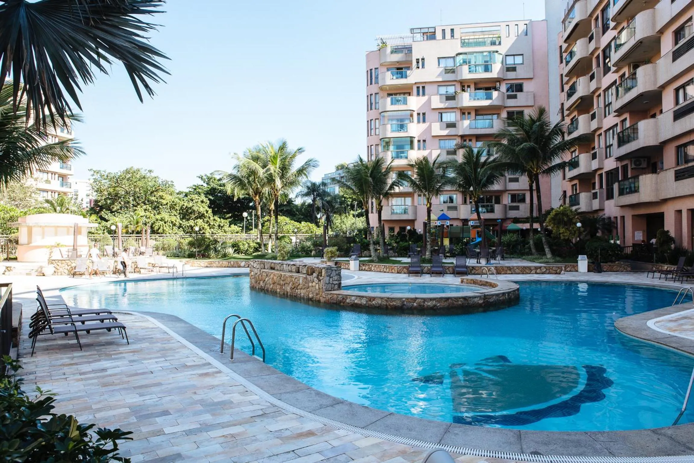 Property building in Alto Estilo Barra Posto 8