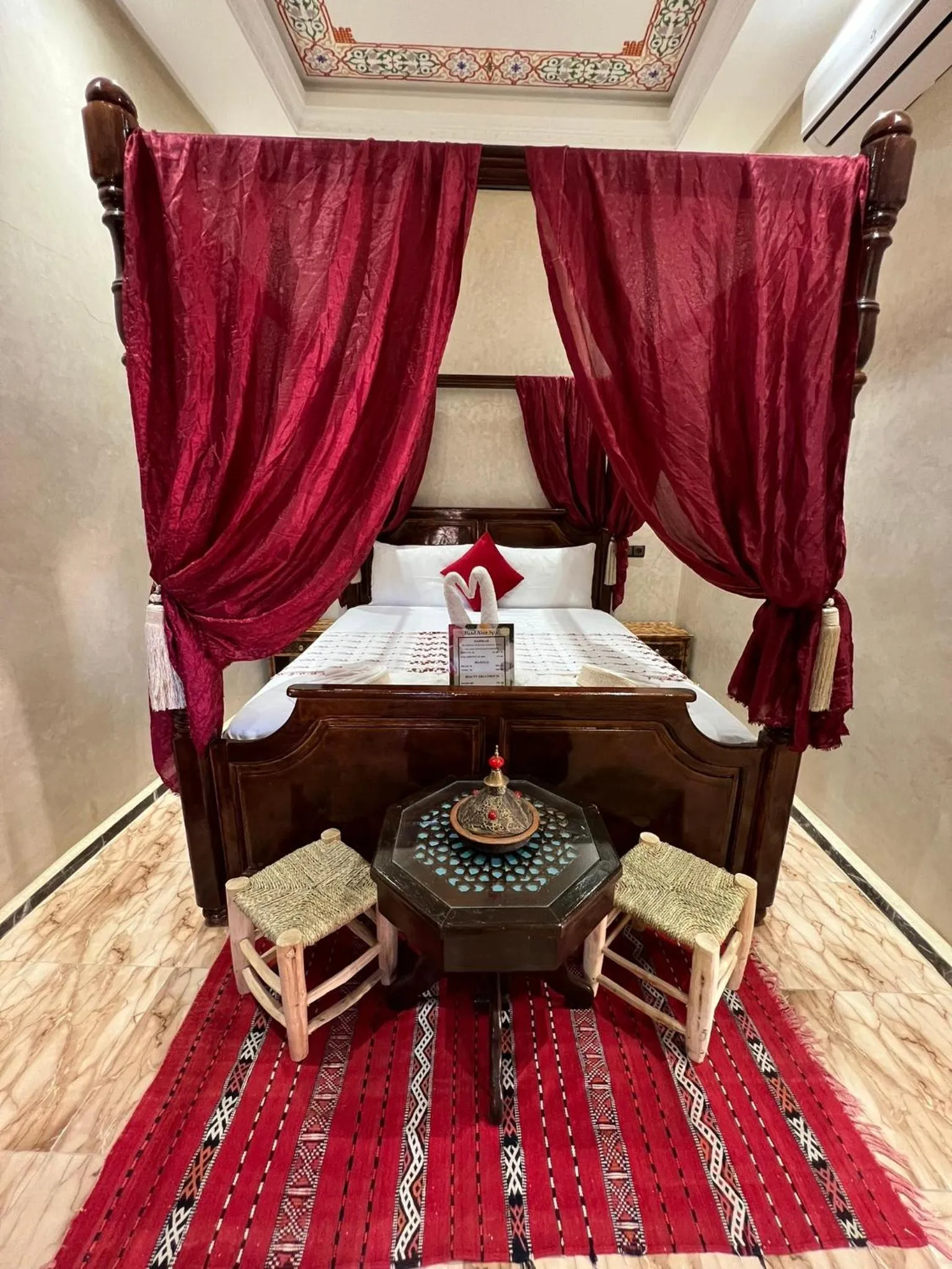 Bed in Riad Alice Terrace & Spa