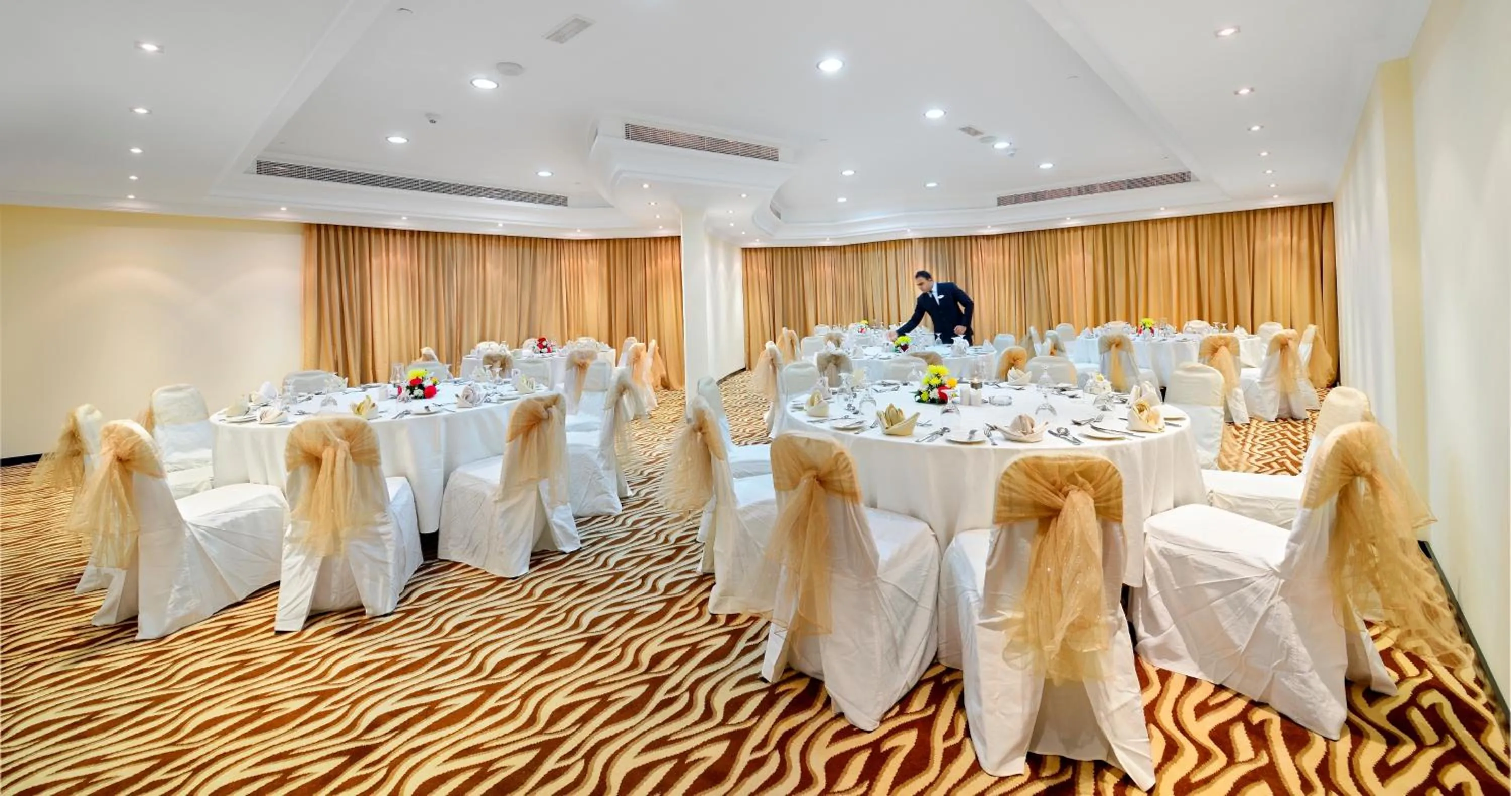 Restaurant/places to eat in Al Majaz Premiere Hotel Apartments