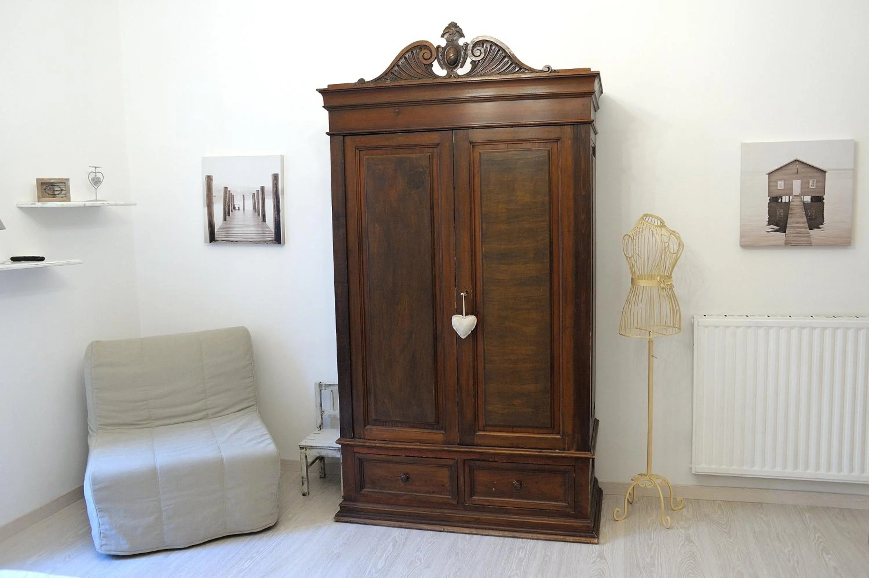 Photo of the whole room in Aquarius Inn