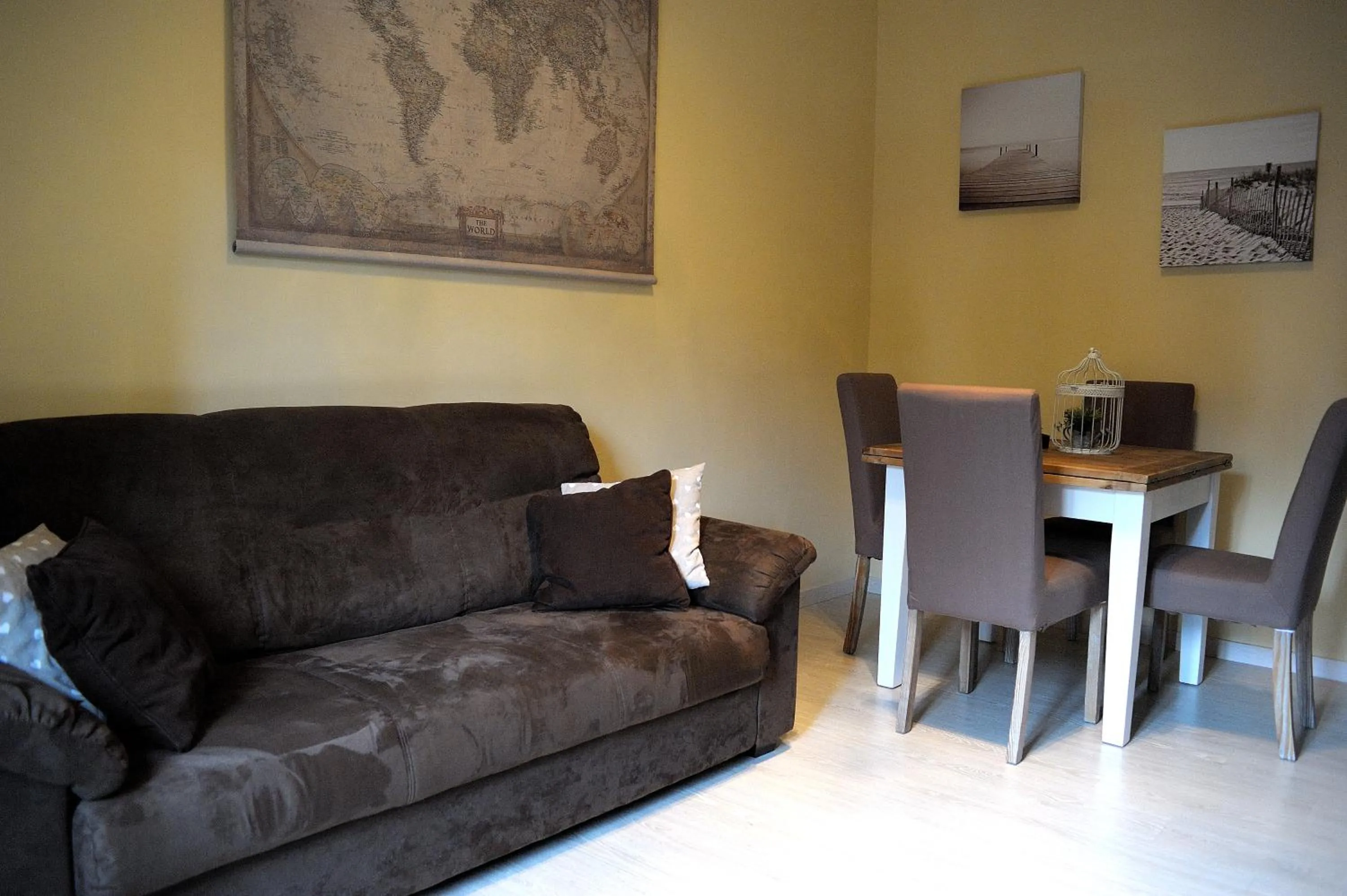 Communal lounge/ TV room in Aquarius Inn