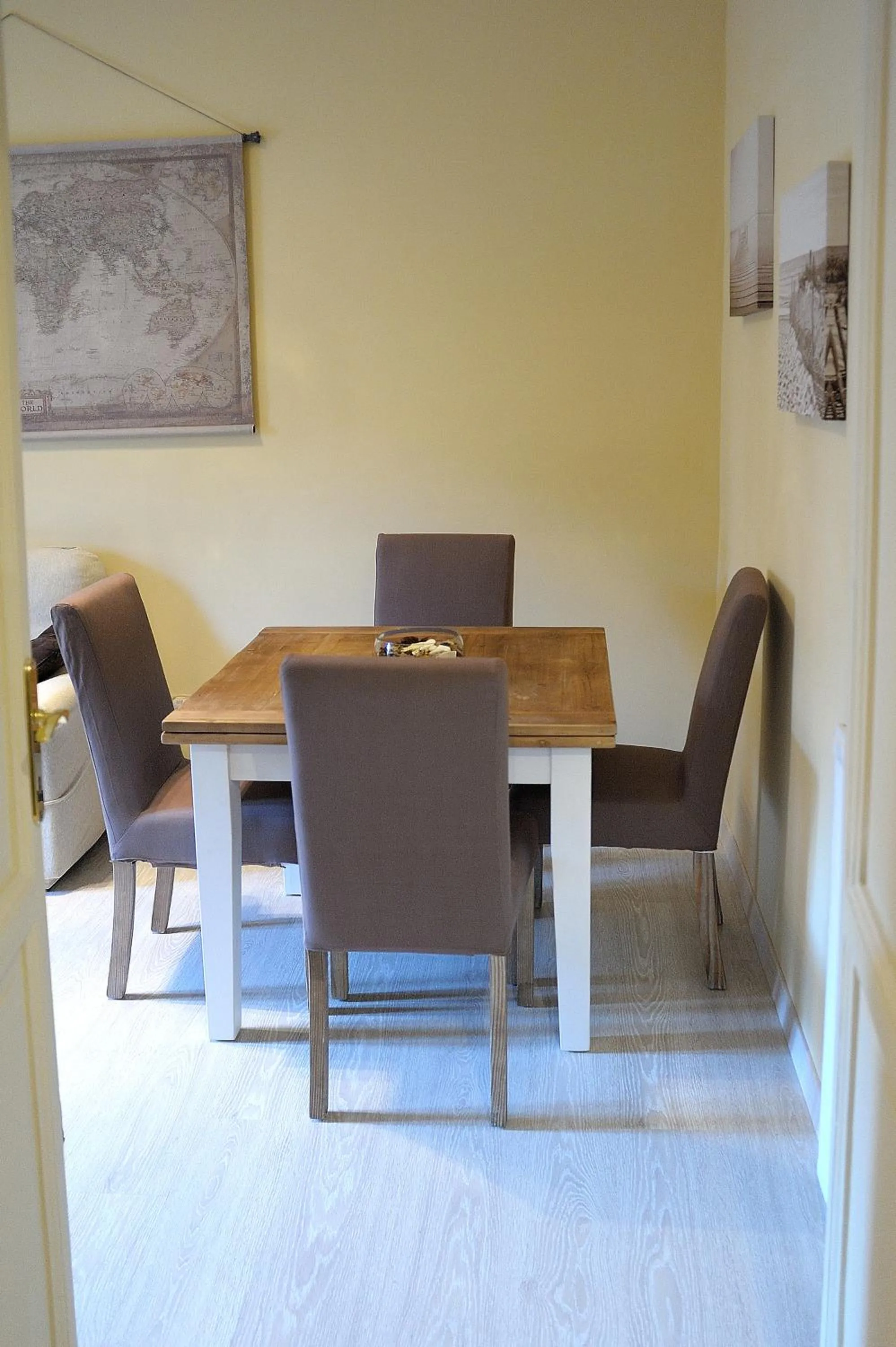 Communal lounge/ TV room in Aquarius Inn