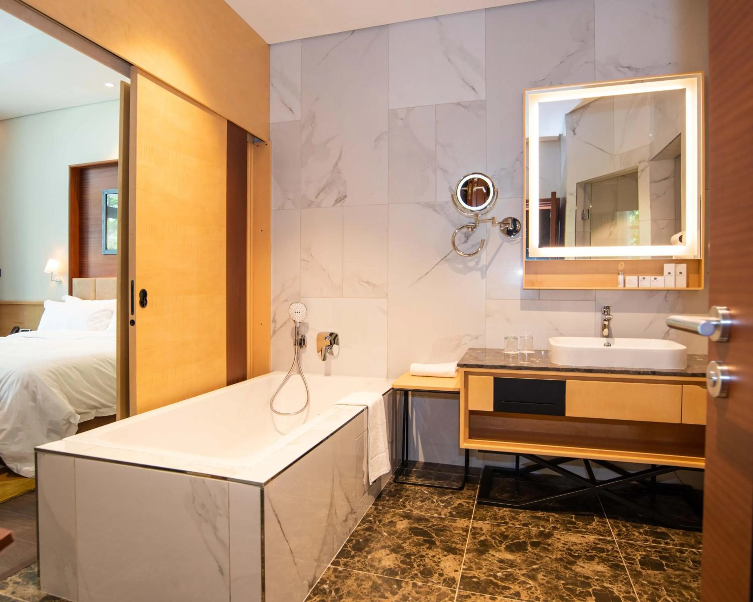 Bathroom, Bed in The Quorum