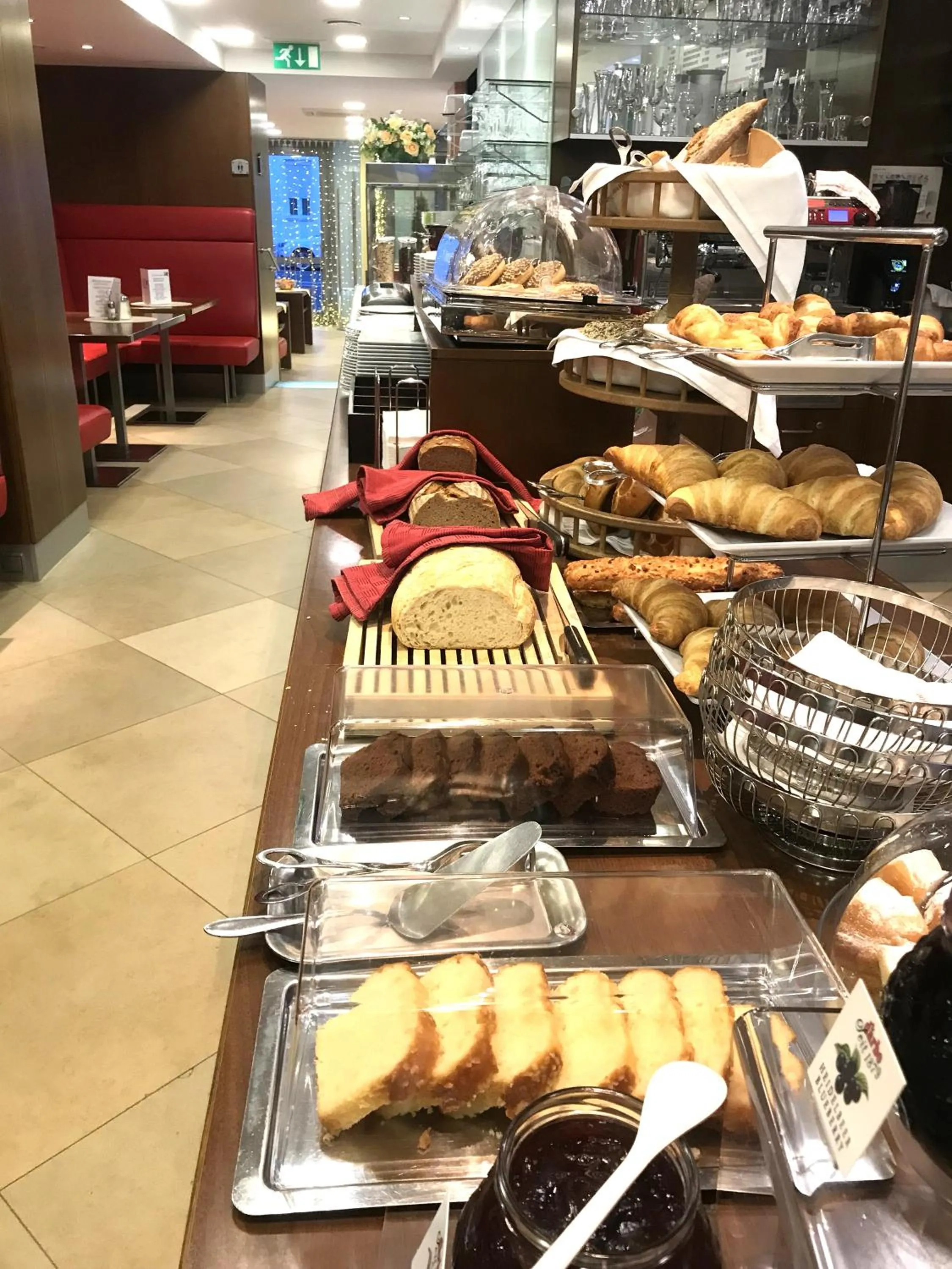 Restaurant/places to eat in City Hotel Albrecht