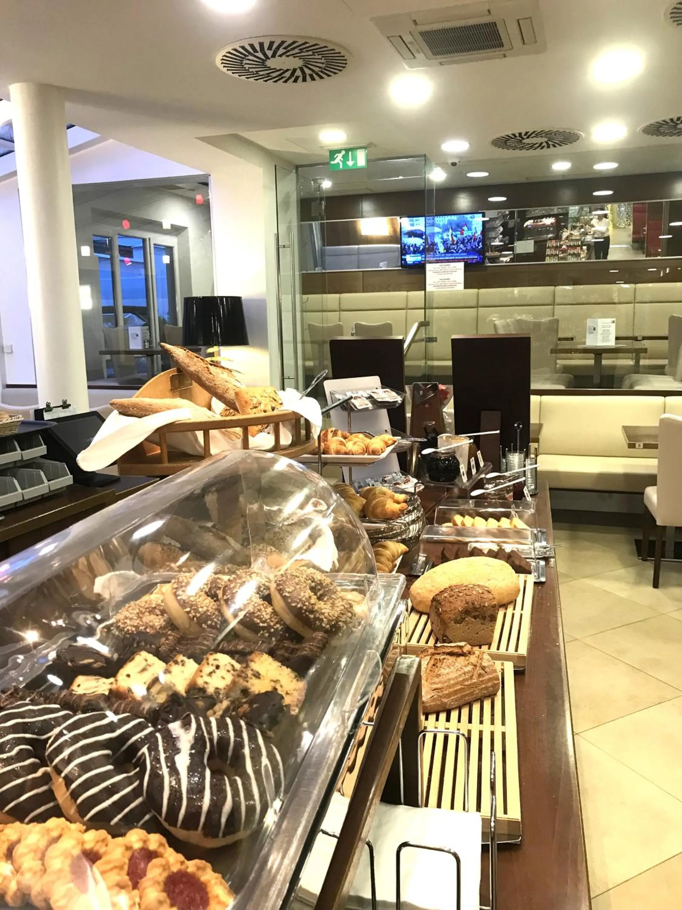 Restaurant/places to eat in City Hotel Albrecht