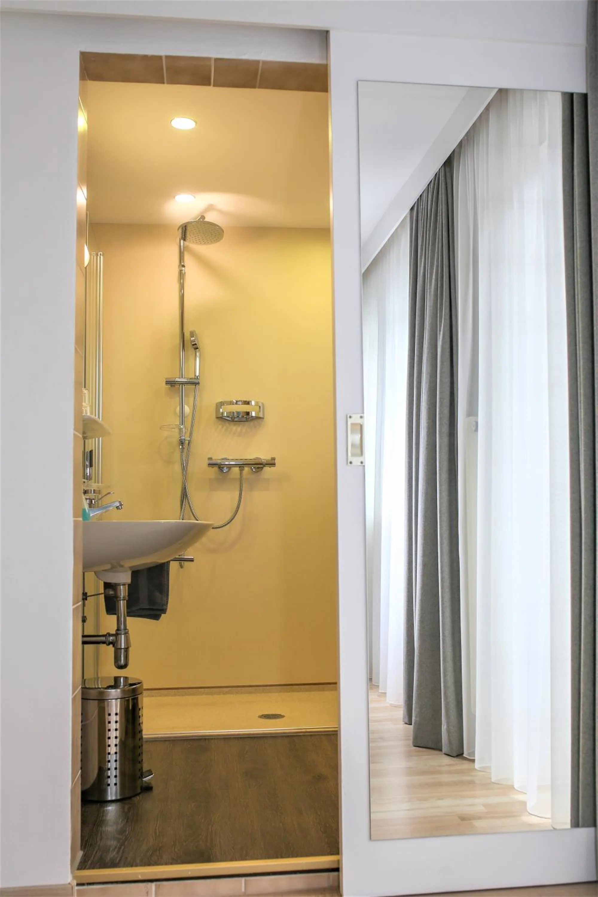 Bathroom in Hotel Sonnenhof - bed & breakfast & appartements