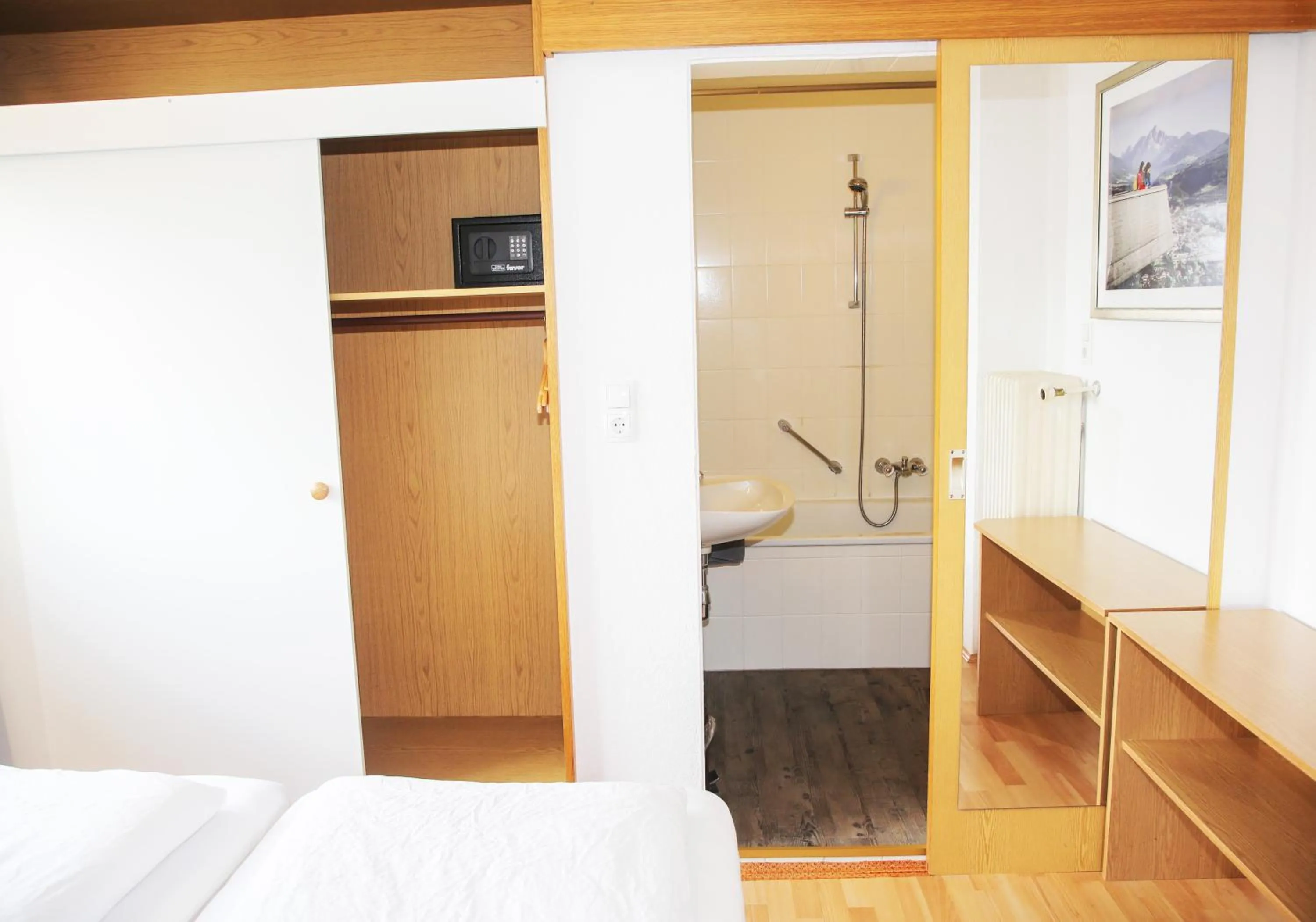 Bathroom, Bed in Hotel Sonnenhof - bed & breakfast & appartements