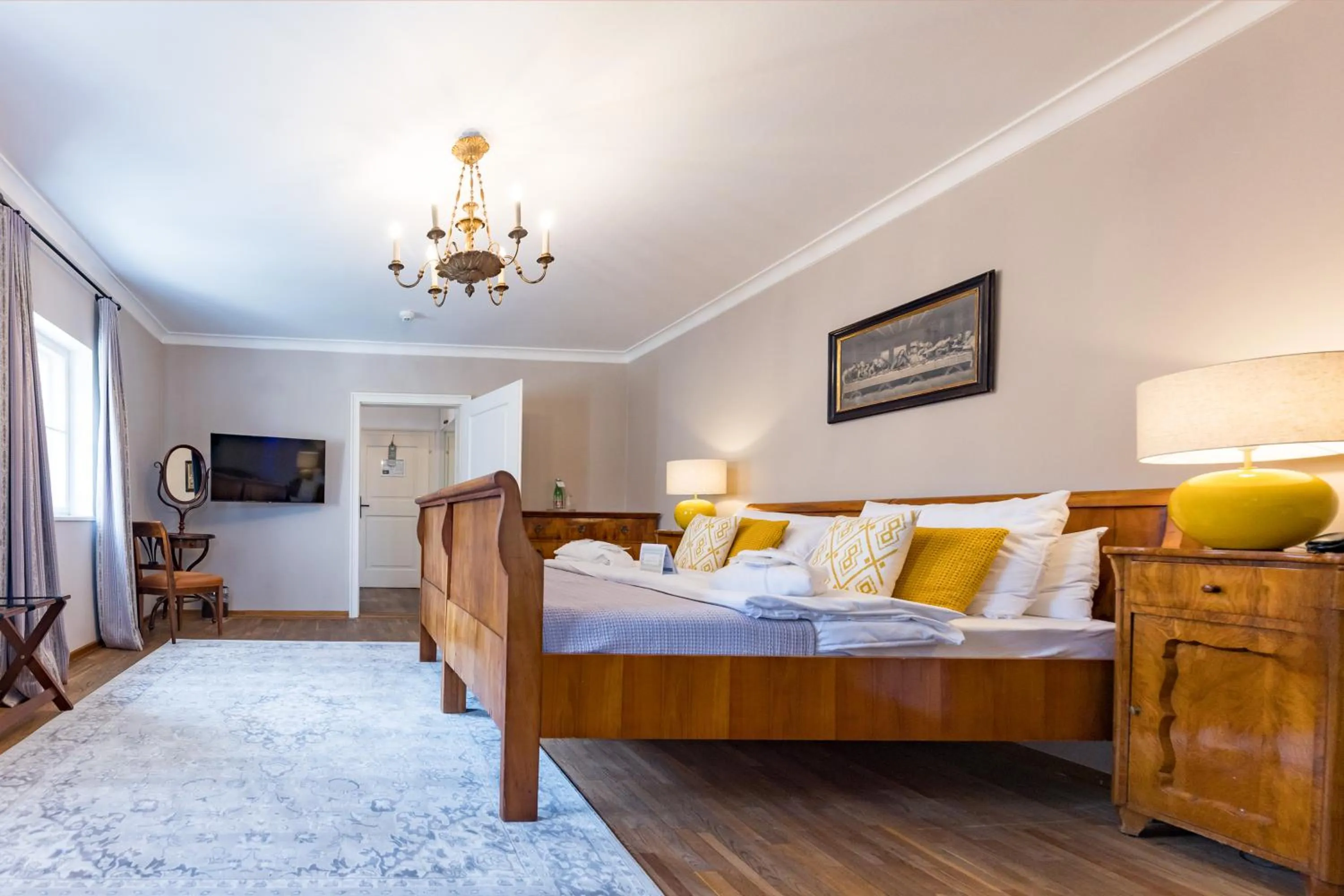 Bed in Der Schlosswirt zu Anif - Biedermeierhotel und Restaurant