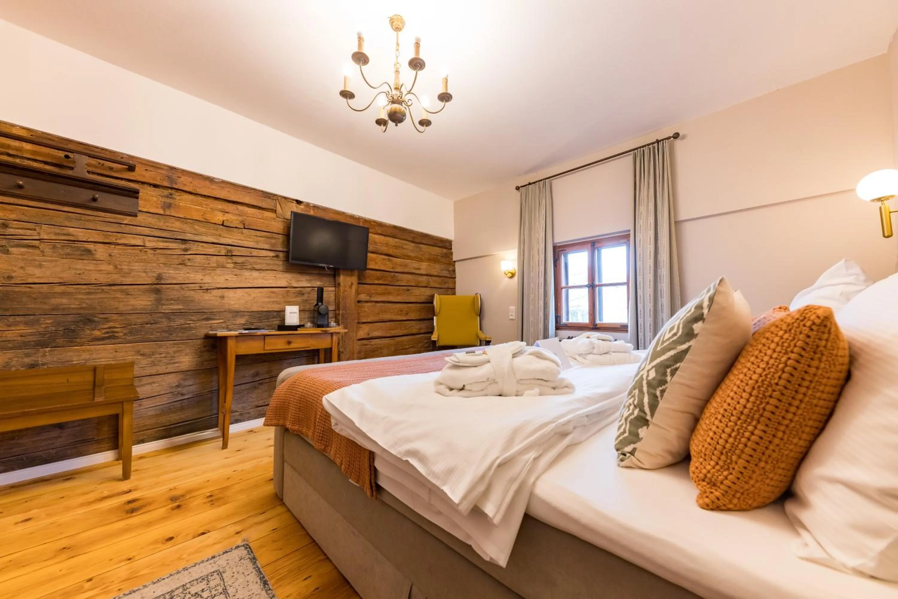 Bed in Der Schlosswirt zu Anif - Biedermeierhotel und Restaurant