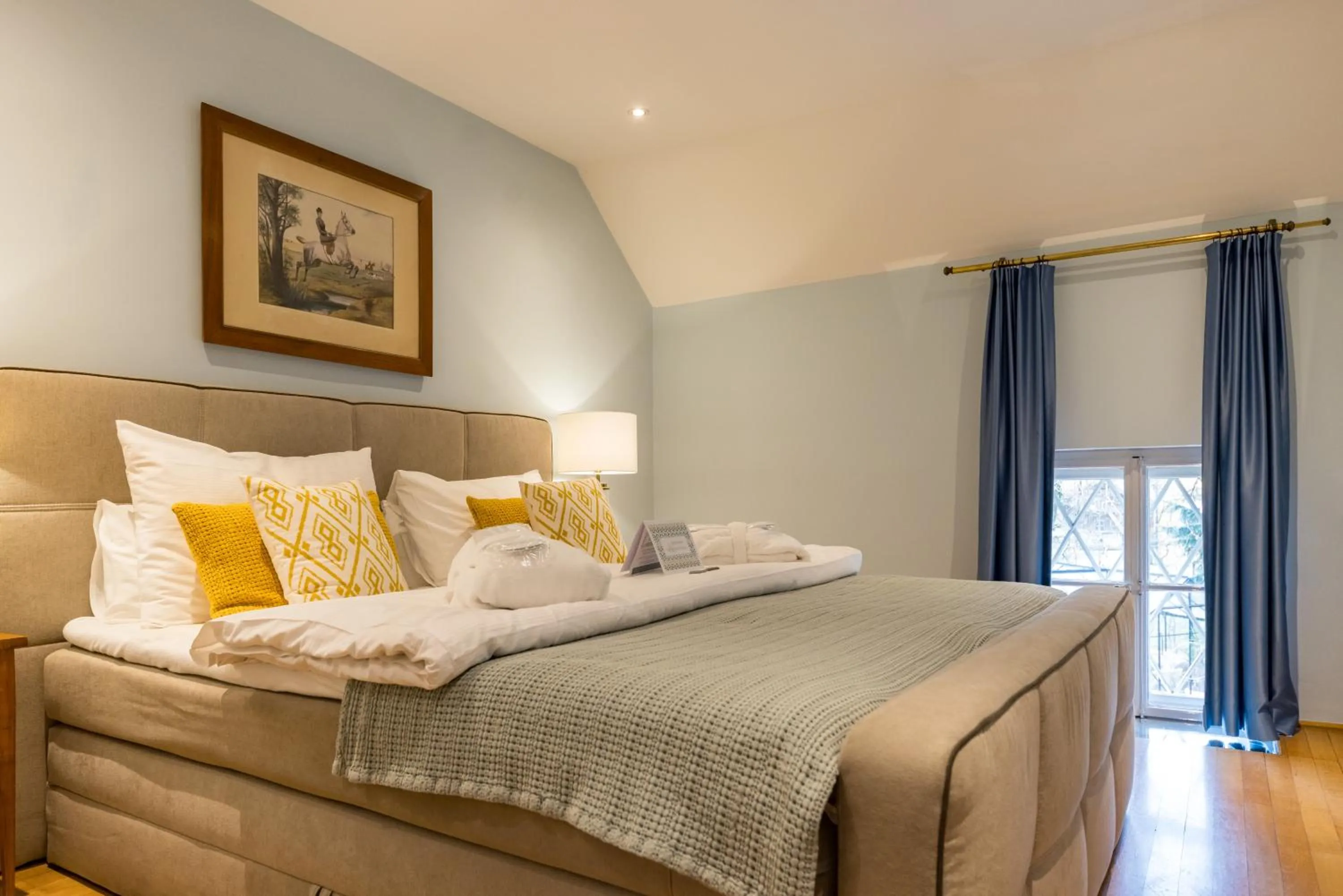 Bed in Der Schlosswirt zu Anif - Biedermeierhotel und Restaurant