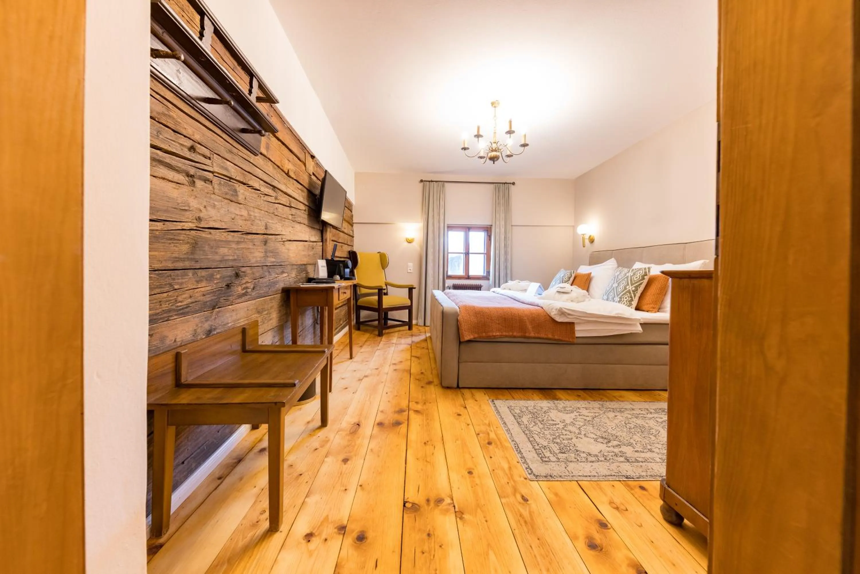 Bed in Der Schlosswirt zu Anif - Biedermeierhotel und Restaurant