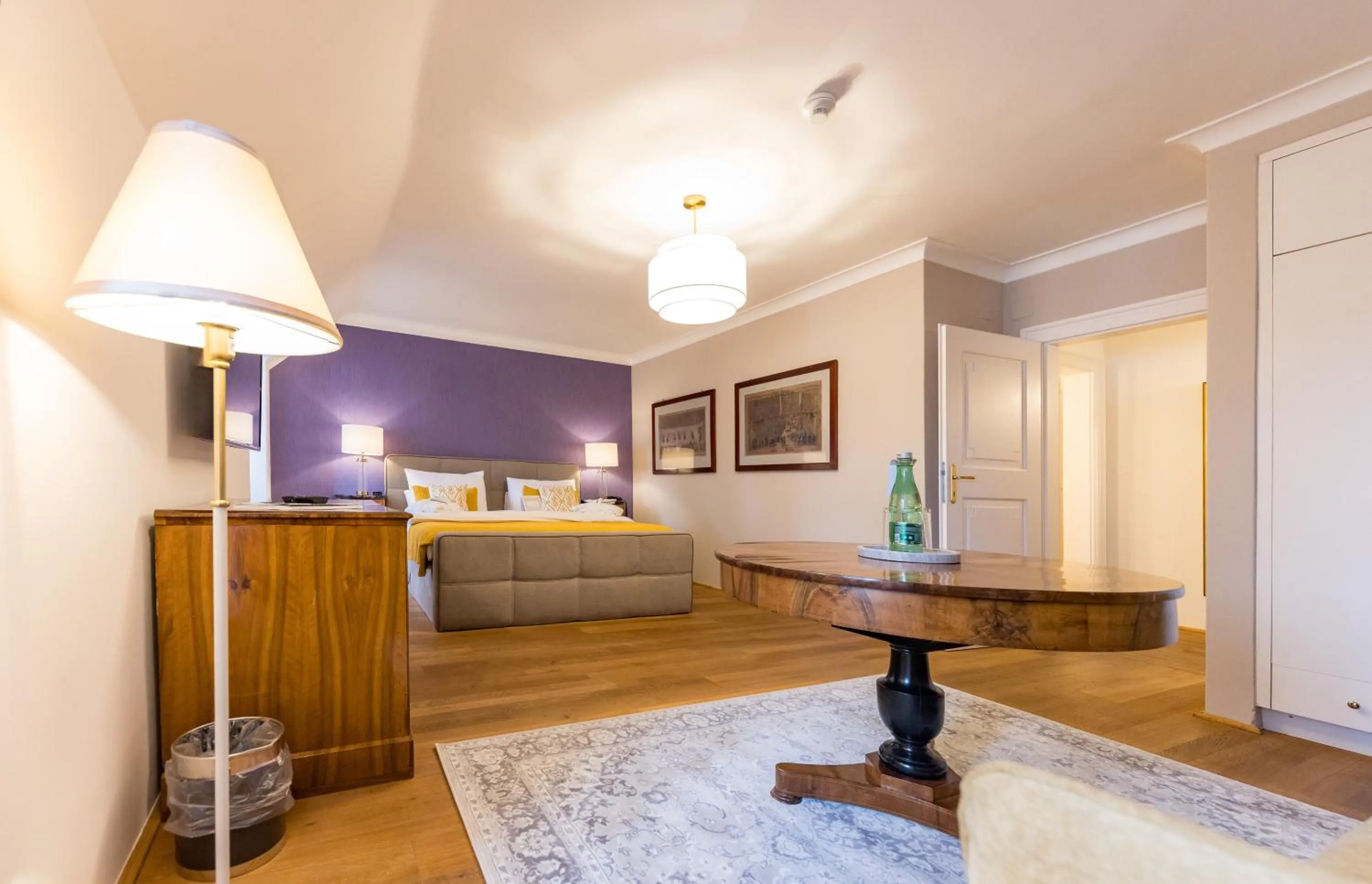 Bed in Der Schlosswirt zu Anif - Biedermeierhotel und Restaurant