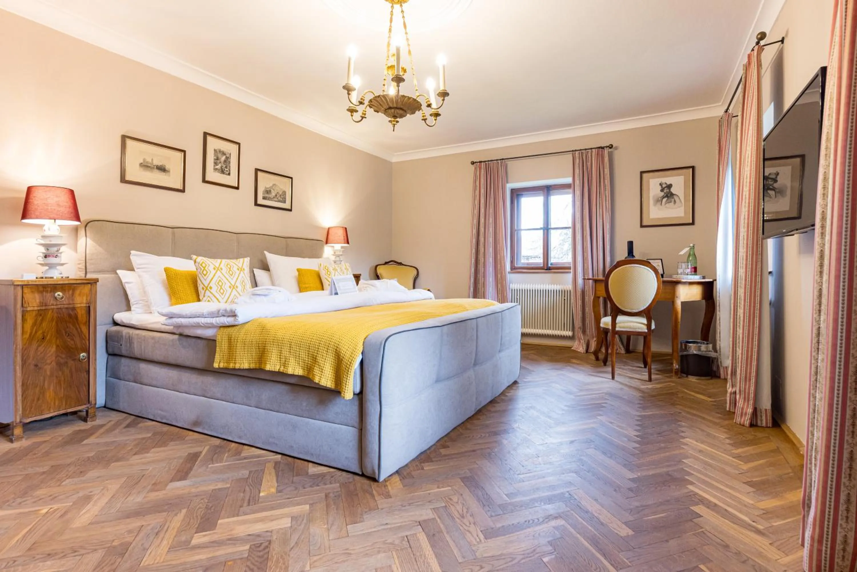 Bed in Der Schlosswirt zu Anif - Biedermeierhotel und Restaurant