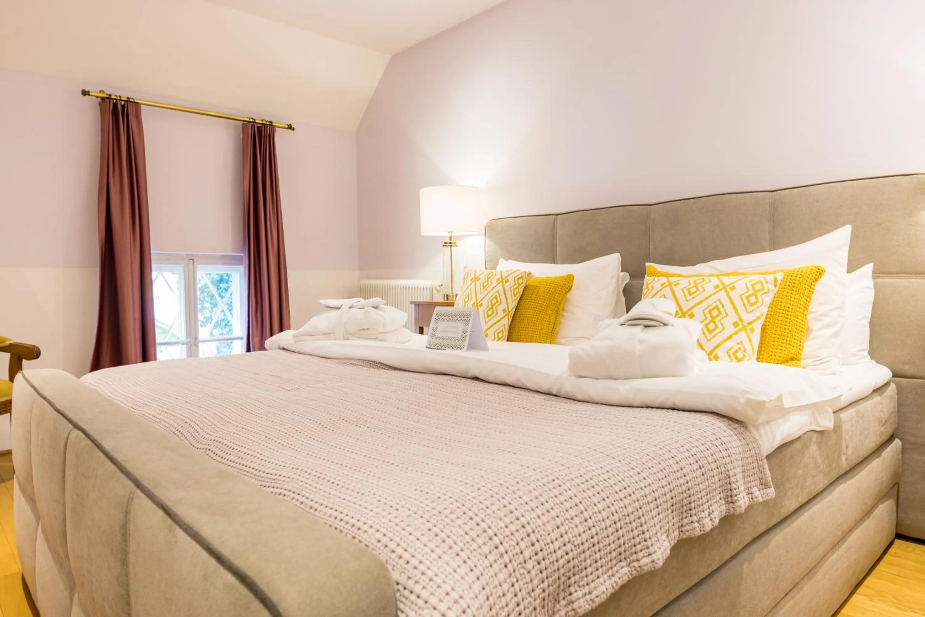 Bed in Der Schlosswirt zu Anif - Biedermeierhotel und Restaurant