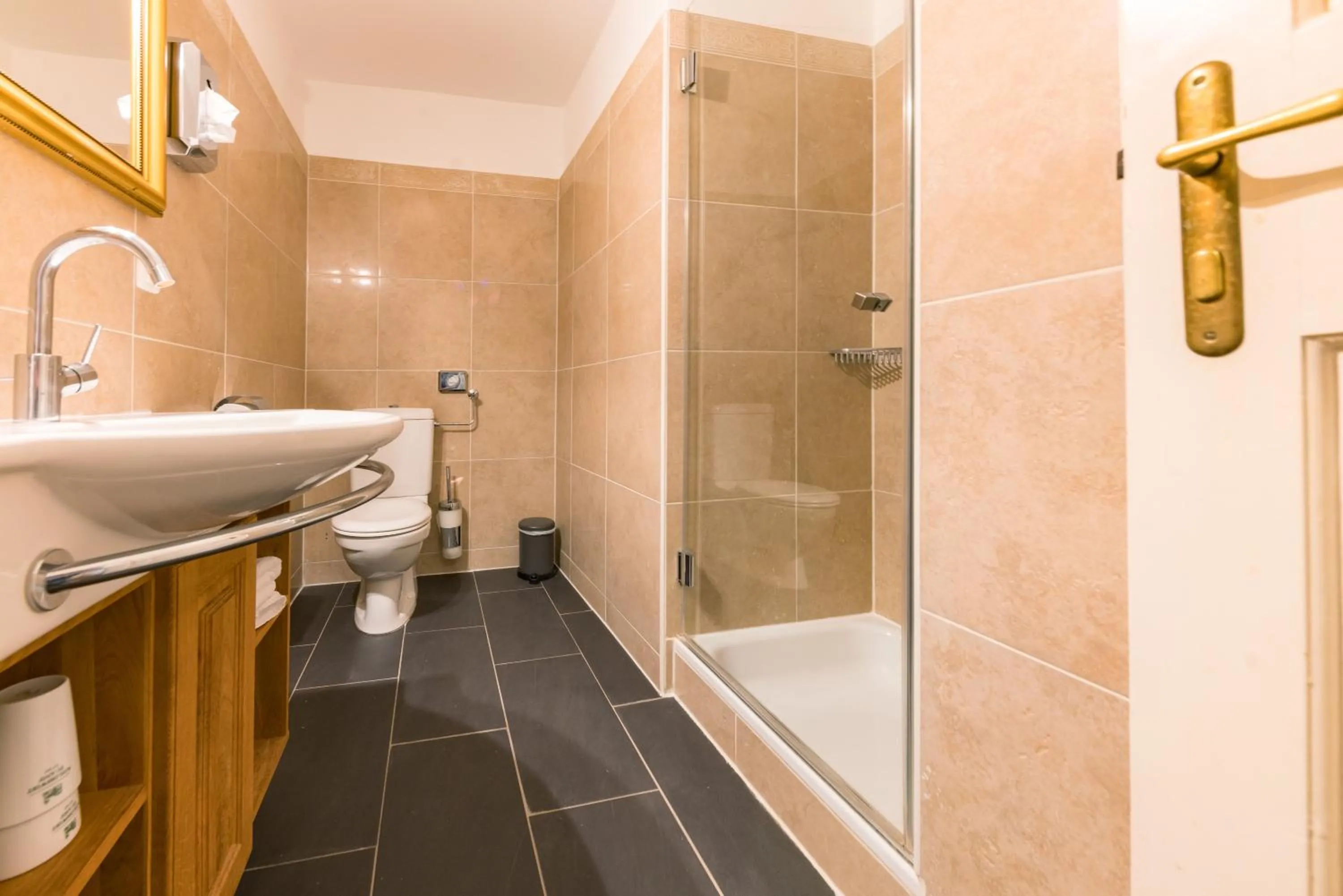 Shower in Der Schlosswirt zu Anif - Biedermeierhotel und Restaurant