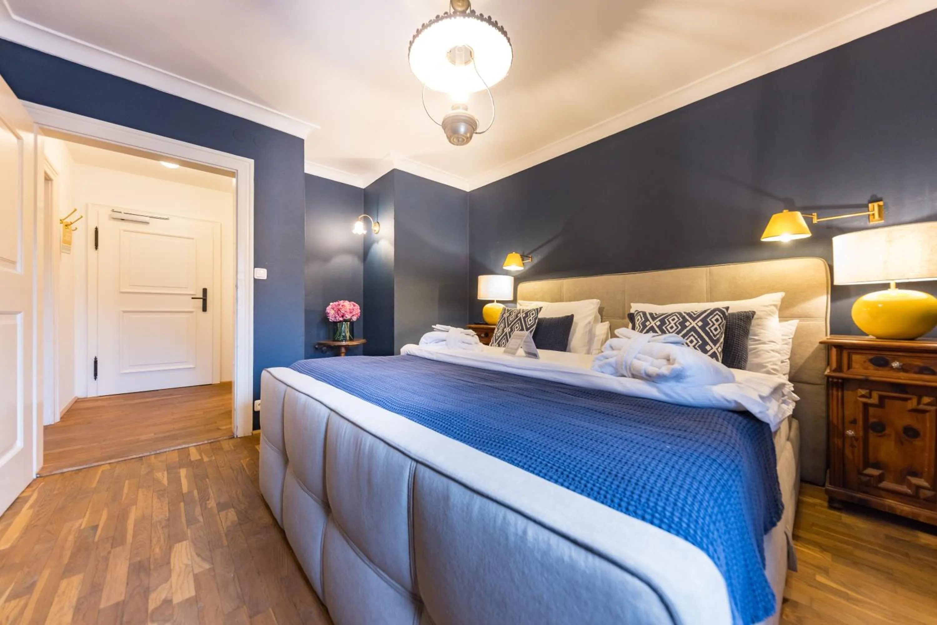 Bed in Der Schlosswirt zu Anif - Biedermeierhotel und Restaurant