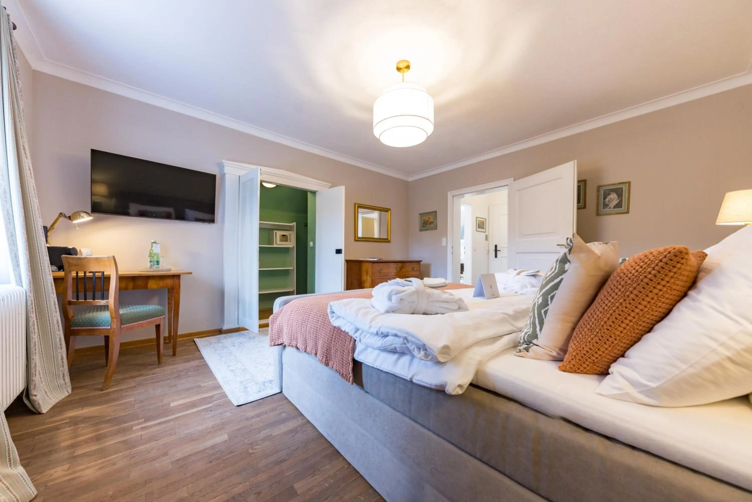 Bed in Der Schlosswirt zu Anif - Biedermeierhotel und Restaurant