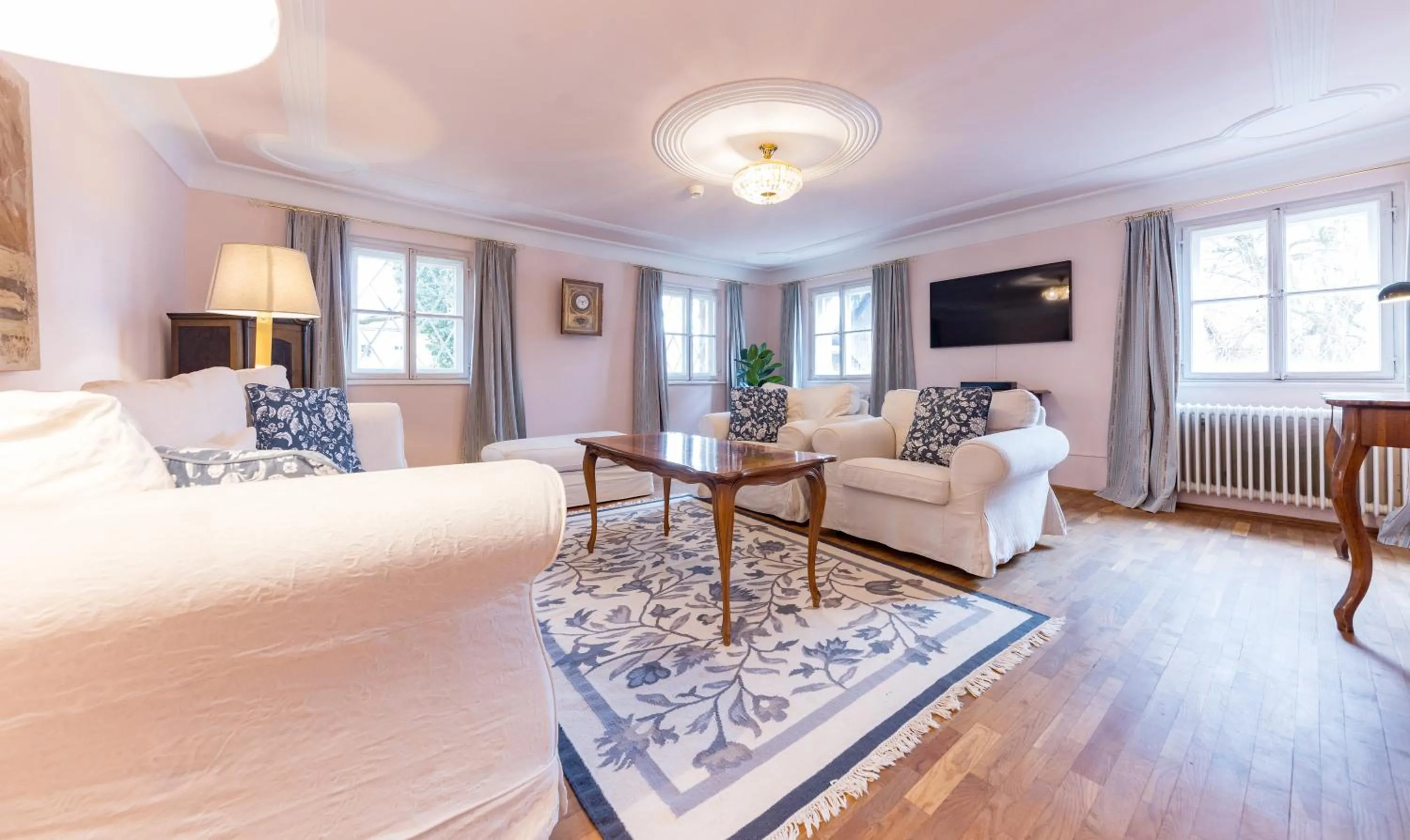 Living room, Bed in Der Schlosswirt zu Anif - Biedermeierhotel und Restaurant