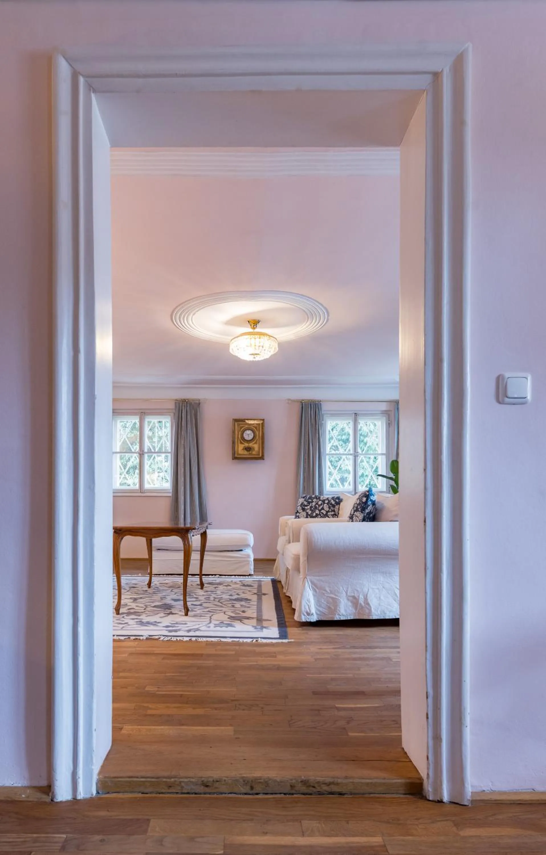 Living room, Bed in Der Schlosswirt zu Anif - Biedermeierhotel und Restaurant