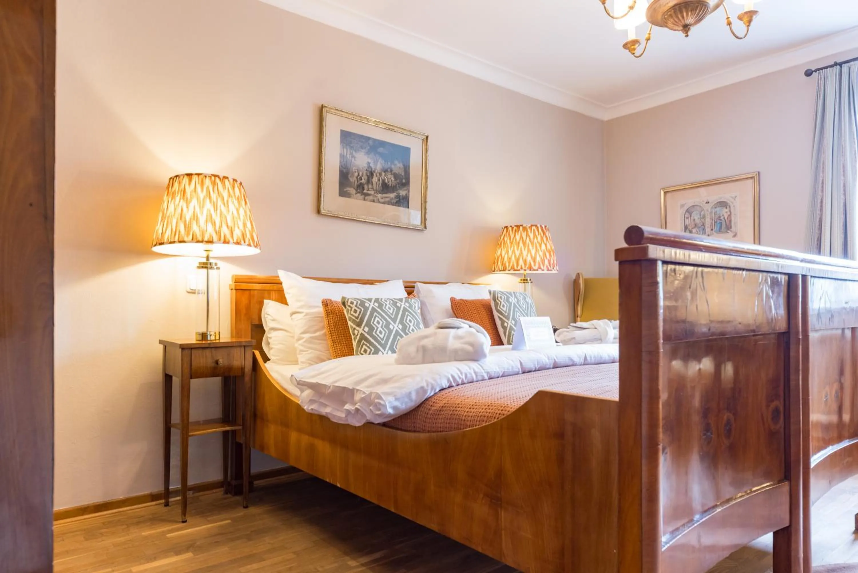 Bed in Der Schlosswirt zu Anif - Biedermeierhotel und Restaurant