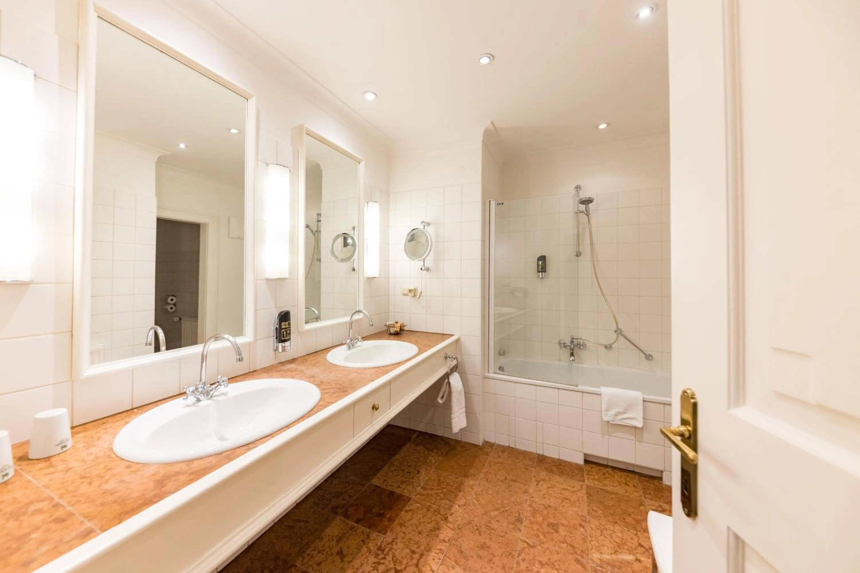 Shower in Der Schlosswirt zu Anif - Biedermeierhotel und Restaurant