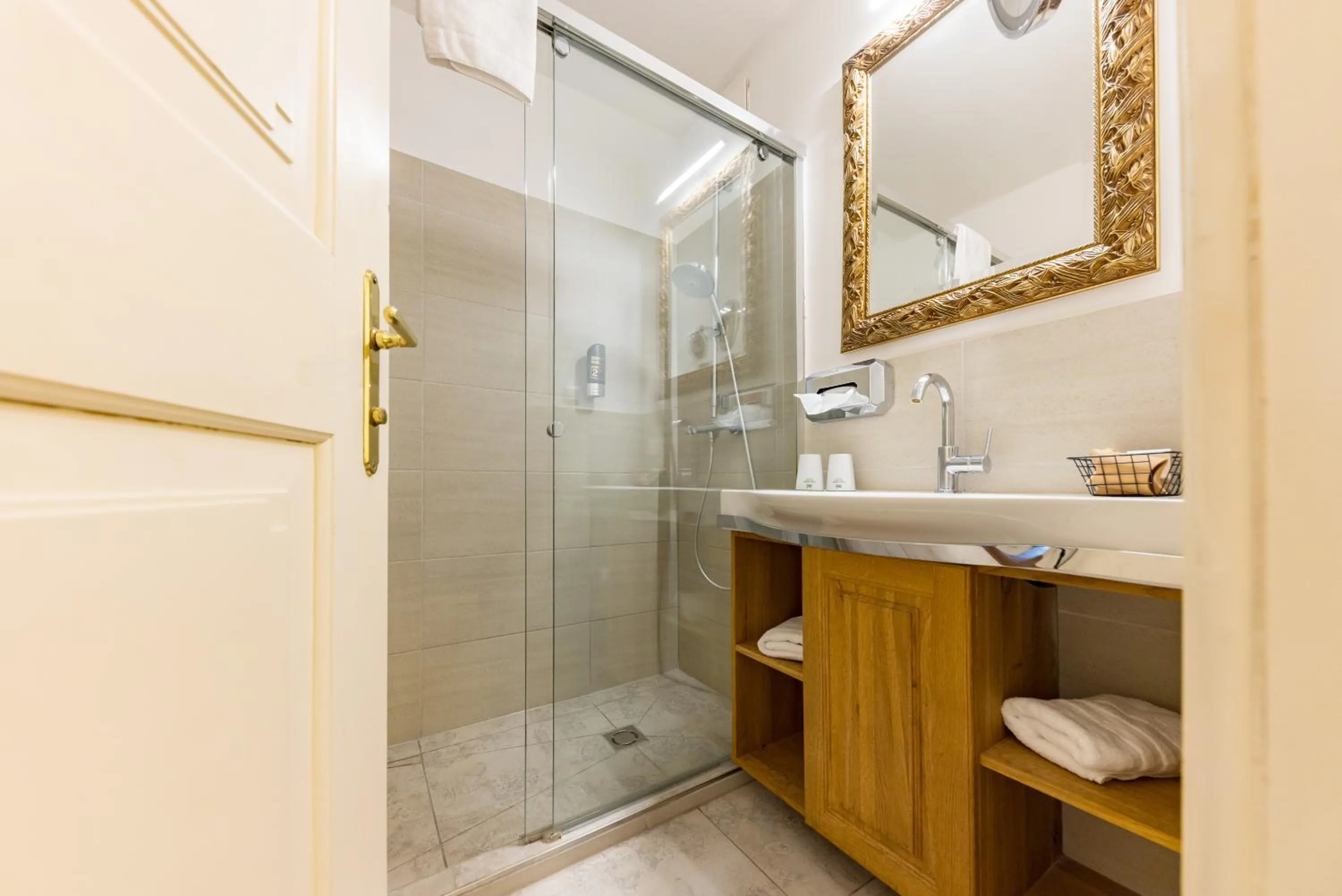 Shower in Der Schlosswirt zu Anif - Biedermeierhotel und Restaurant