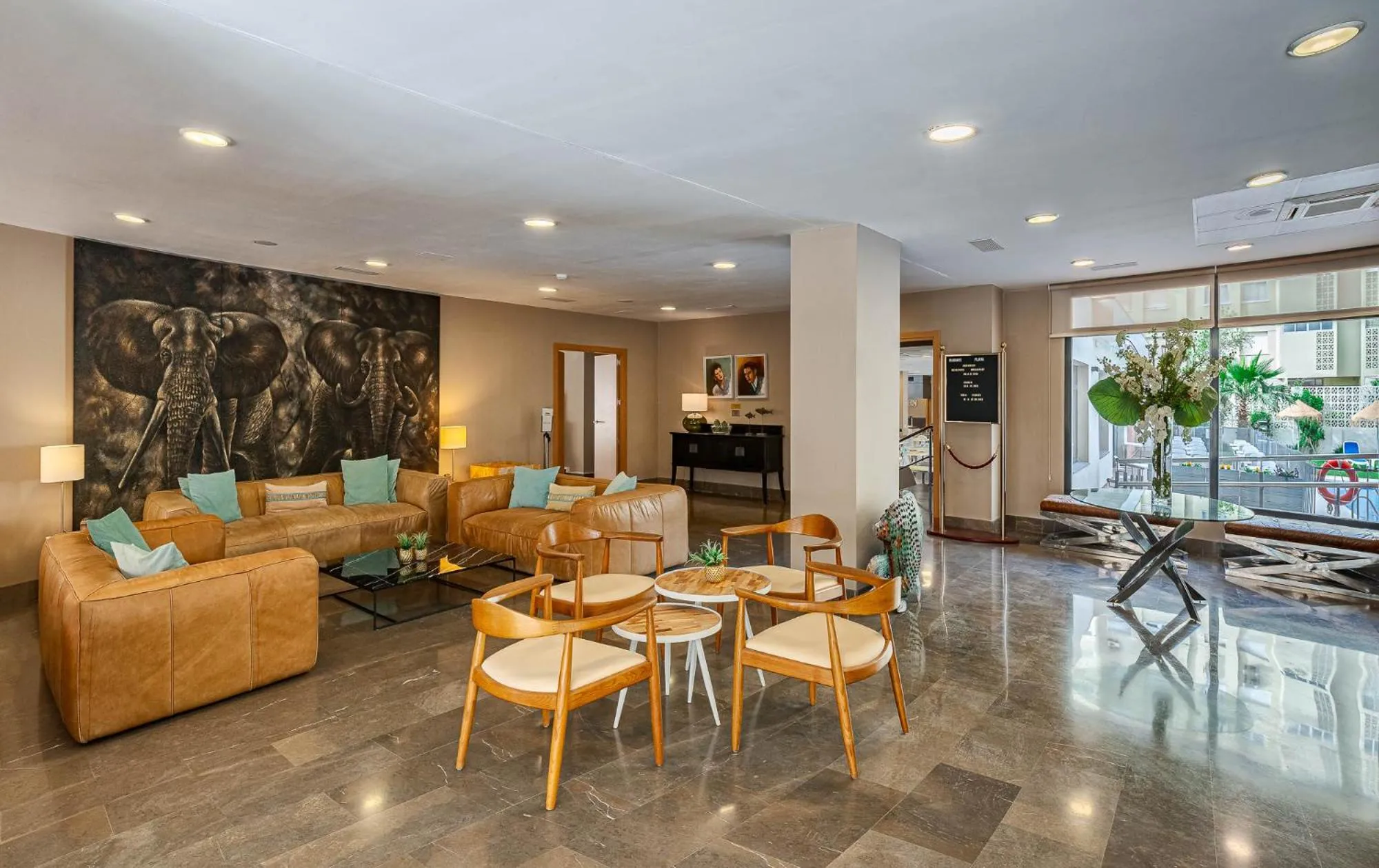 Communal lounge/ TV room in Hotel Mainare Playa