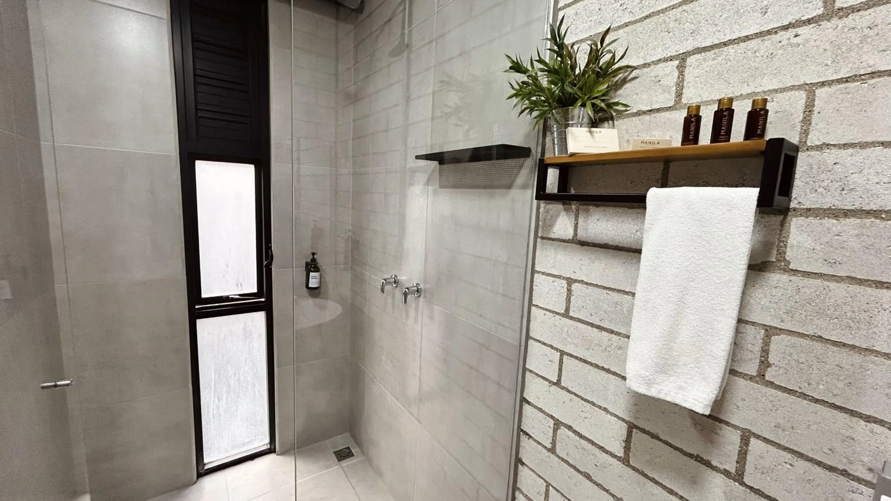 Shower in Manila Hotel Boutique