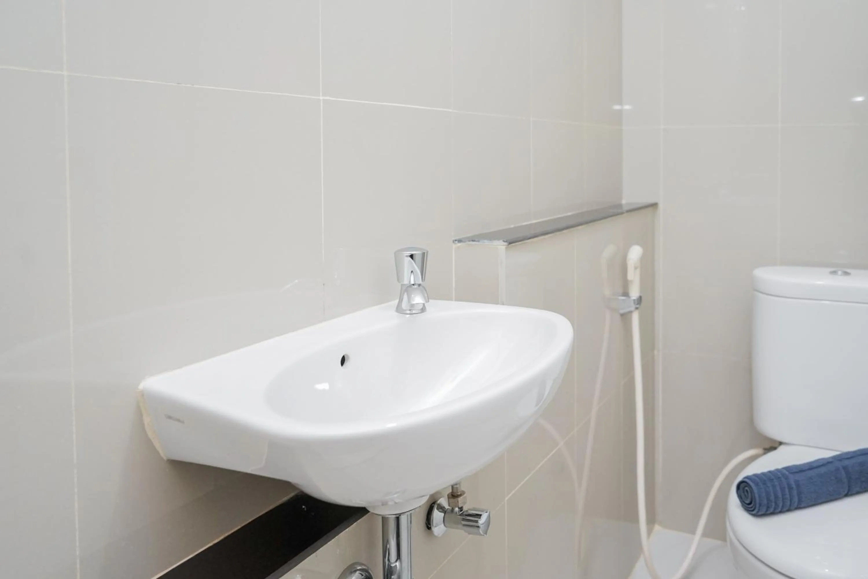 Fully Furnished Studio with Comfort Design Majestic Point Serpong Apartment By Travelio